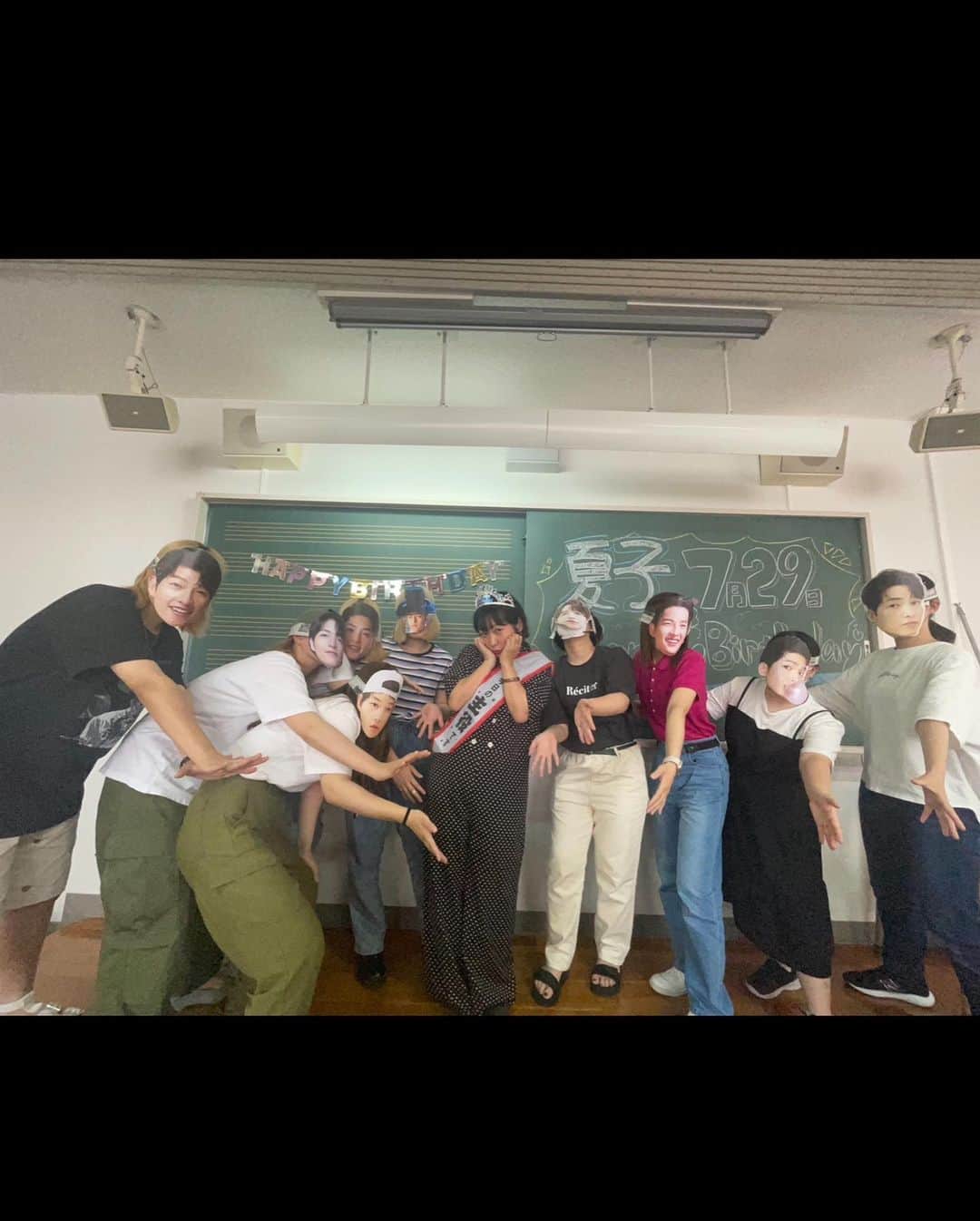 近藤夏子さんのインスタグラム写真 - (近藤夏子Instagram)「学校の黒板使って自分の誕生日お祝いしてもらえるなんて本当に幸せよね🥂✨ してもらったことある人どれくらいいるんやろ？？？？  私は誕生日が夏休みだったから、学校でお祝いしてもらえることがなかった人生でした。が、しかし、、、  私が客員教授をやらせてもらっている学校"大阪キリスト教短期大学"で生徒ちゃんたちが誕生日をお祝いしてくれました🥹 嬉しすぎるよぉ本当にさぁぁ 幸せだよぉぉぉぉ 私が好きなケーキをさりげなぁく聞いて、そのケーキまで用意してくれて🍰(写真撮る前に食べてしまいましたw) みんなの人生の中に少しでも役に立てたらなぁって、私ができる話は一生懸命伝えているんだけど、こんなふうに誰かのために動けるんだもの、、もう十分だと思うよ🫶💕  残り少ない生徒ちゃんたちとの時間を楽しむぞぉ🔥 うれしくてこの格好のまま授業をした今日でした👩‍🏫w #キリ短 #客員教授 #誕生日」7月18日 18時41分 - kondonatsuko