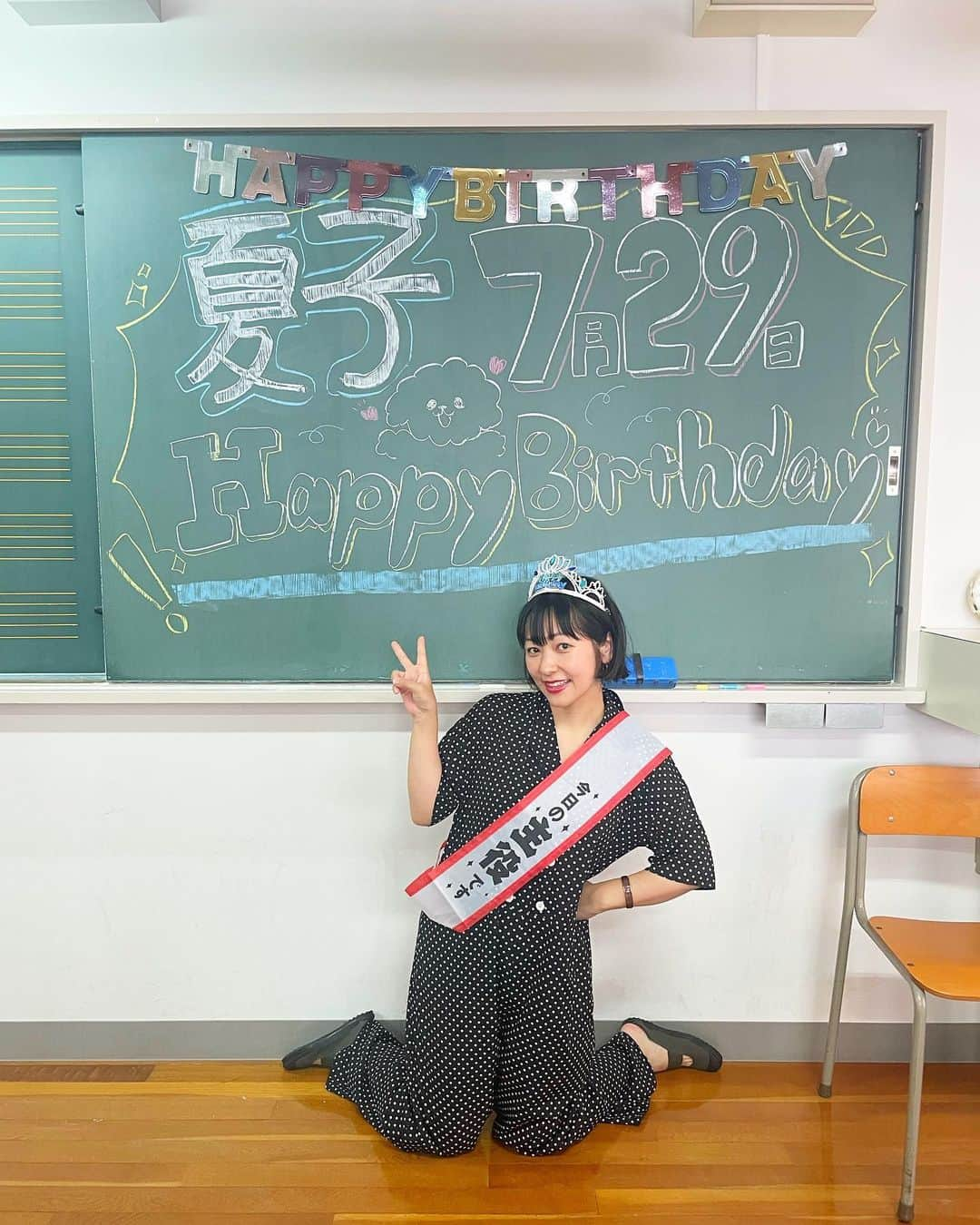 近藤夏子さんのインスタグラム写真 - (近藤夏子Instagram)「学校の黒板使って自分の誕生日お祝いしてもらえるなんて本当に幸せよね🥂✨ してもらったことある人どれくらいいるんやろ？？？？  私は誕生日が夏休みだったから、学校でお祝いしてもらえることがなかった人生でした。が、しかし、、、  私が客員教授をやらせてもらっている学校"大阪キリスト教短期大学"で生徒ちゃんたちが誕生日をお祝いしてくれました🥹 嬉しすぎるよぉ本当にさぁぁ 幸せだよぉぉぉぉ 私が好きなケーキをさりげなぁく聞いて、そのケーキまで用意してくれて🍰(写真撮る前に食べてしまいましたw) みんなの人生の中に少しでも役に立てたらなぁって、私ができる話は一生懸命伝えているんだけど、こんなふうに誰かのために動けるんだもの、、もう十分だと思うよ🫶💕  残り少ない生徒ちゃんたちとの時間を楽しむぞぉ🔥 うれしくてこの格好のまま授業をした今日でした👩‍🏫w #キリ短 #客員教授 #誕生日」7月18日 18時41分 - kondonatsuko