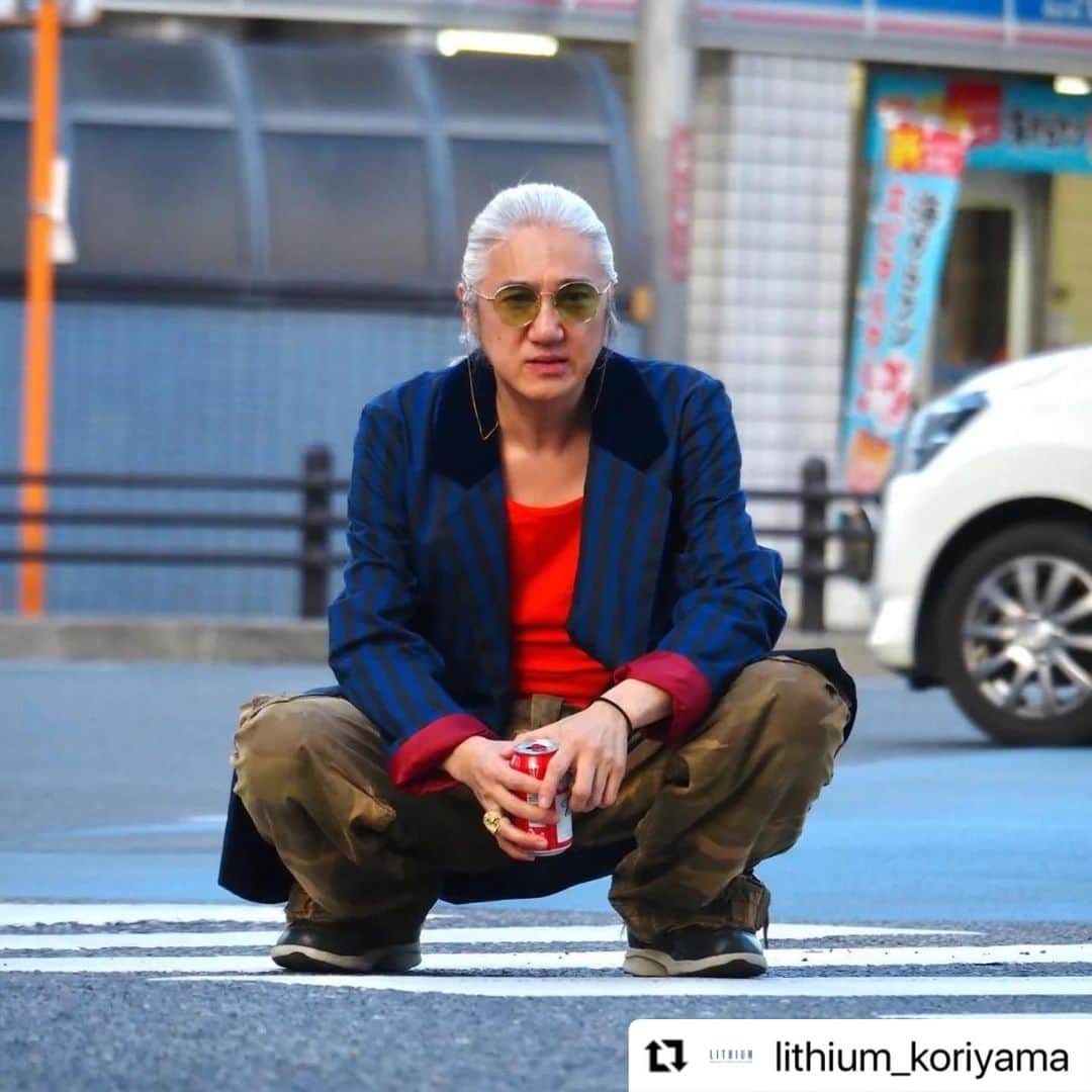 イマイアキノブのインスタグラム：「✹お知らせ  @lithium_koriyama より  本日18時より受注スタート！  "Lithium Original" "Ted's Style" Stripe Coat ◆Code Name "YC"◆  リチウム&クローバーのオリジナルウェア第二弾！  今回は受注販売となります！ 詳細はbaseオンラインストアに、 受注商品確認ページを作りましたので、 ご確認の程よろしくお願いします！  @imaiakinobu イマイさん！いつもありがとうございます！  デザインは @ykt__gim  元スタッフと仕事ができました！ めちゃくちゃ嬉しい！ ユキチありがとう！  ~~~~~~~~~~~~~ 受注期間 ◆7/18-7/31◆  受注方法 ①来店による受付 →直接Lithiumにご来店していただき従業員にお尋ね下さい。 店頭ではサンプル品をご試着いただけます。  ②電話による受付 →024-955-6008までお電話お願い致します。  ③インスタグラムDMによる受付 →インスタグラムアカウントLithium_koriyamaに"コートの受注販売希望"とDMお願い致します。 DM確認後こちらから詳細をご返信致します。  ~~~~~~~~~~~~ 受け渡し予定日 ◆10月予定◆ ※多少前後する場合があります。  ~~~~~~~~~~~ 支払い方法 納品後個別にお客様にご連絡致しますので、 受け取り時にお支払いいただきます。  ※店頭受け取りの方は現金または、 各種クレジットや電子決済でのご購入も可能です。  ※通販ご希望の場合は、 "納品後ご連絡→baseオンラインストアに専用ページ作成" 上記の流れでのご購入となります。 お支払い方法はbaseオンラインストアにてご指定下さい。 通販の方は送料として別途￥1,000頂戴致します。  ~~~~~~~~~~  "Lithium Original" Ted's Style Stripe Coat  ◆Code Name "YC"◆  ~~~~~~~~~~~~ [商品説明] リチウムオリジナルウェア第二弾前回の"モヘアニット"に続き、 今回は"テッズスタイルワークコート"です。  ベースの生地は長いシーズン着用可能なコットンツイル生地、 ワークコートをイメージした100％コットンなので着込むほどに着用者の体に馴染みます。  生地のベースカラーはダークブルーを採用。 飽きずに長く着用できる色合いで、 そこに1.5cm幅で光沢のあるブラックをプリント。 程よい高級感のある"Lithium Original Stripe"です。  上襟と胸ポケットさらにハンドポケット縁はダークブルーのベルベット生地、 程よい毛足の異素材感が絶妙なバランスです。  裏地はアーム部分のみワインレッドのポリエステル100％生地、 サラリと腕通ししやすい仕様です。  ~~~~~~~~~~~~ [Item Background] これまでリチウム&クローバーで、 扱ってきた"UKカルチャーウェア"から着想を得て制作しました。  まず基本デザインは"テッズコート"から拝借。 "テディボーイ"が好んだベルベット生地の切り返しのコートを、 UKワークウェア的観点から、 程よくゆとりあるシルエットにアップデート。 ワンサイズ展開ですが多くの方に合うよう仕上げました。  次にボディのストライプは、 スクールジャケットのストライプから拝借。 太すぎない派手すぎない絶妙な"スクールストライプ"風です。  裏地はアームのみに採用、 袖先を捲るとワインレッドの裏地が見える仕様で、 70-80年代にかけてパンクスがロンジャン袖先を捲って着用している所から着想を得ました。  胸ポケットは斜めに配置、 スモーキングガウンのように… 時代に逆行した喫煙者のためのコートでもあります。 反逆の精神です。  ~~~~~~~~ [実寸] 肩幅:45cm 身幅:55cm 袖丈:92cm 着丈:64cm  [着用者身長] イマイ アキノブ:172cm  ~~~~~~~~~~~~~~~ [後書き] 実はこのコートはある方にモデルをしていただくため作成しました。 「俺に着せたいと思って作るなら…」 この言葉をいただき作成をスタート致しました。 諸事情により今回モデルは実現しませんでしたが、 ◆Code Name "YC"◆という商品名に強く想いを乗せさせていただきました。  さらに今回も、 その方の盟友でもある"イマイ アキノブ氏"がモデルをしてくださった事、 心より感謝申し上げます。  Lithium & Clover Over Dover スタッフ一同」