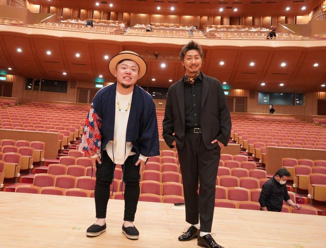 HIPPYさんのインスタグラム写真 - (HIPPYInstagram)「HIPPY NEW ALBUM  『夜明け -Be Alive-』発売記念 フリーワンマンライブ2DAYS開催決定  8/8 HIPPY BIRTHDAY ワンマン 8/9 はゲストにTEE / 山猿  広島の空の下 アリスガーデンから 全国へ！オリコン１位へ！ ぜひともお祝いに来て欲しいです！  観覧自由！観覧無料！まじです！  各地でのリリースイベント開催も決まっています さぁみんなで上がっていきましょう！  ————————————  HIPPY BIRTHDAYはフリーワンマンフェス開催！！ HIPPY　『夜明け -Be Alive-』発売記念イベント  【会場】広島アリスガーデン イベントスペース  【1日目】2023年8月8日(火)　18：30～ HIPPY BIRTHDAY フリーワンマン LIVE  【2日目】2023年8月9日(水)　18：30～ HIPPY BIRTHDAY フリーワンマン LIVE ゲスト　TEE / 山猿  観覧自由！観覧無料！ CD即売会 ＆ 特典会 やります！  ※イベント会場は屋外となります。 熱中症対策、体調管理、水分補給は 各自で行って頂きますようくれぐれもご注意下さい。  ———————————  各地でのリリースイベント開催も決まっています  8月10日(木)　時間未定　ららぽーと甲子園（兵庫） 8月11日(金・祝)　13：00～　三次サングリーン 8月12日(土)　13：00～　ゆめタウン福山 8月13日(日)　13：00～　龍ケ崎サプラスクエア（茨城）  9/10（日）HIPPY 横浜初のワンマン ※FAN CLUB にてワンマンチケット先行発売中  各詳細はHIPPY ホームページにて http://hippy-web.com  #ALBUM #リリイベ #HIPPY #君に捧げる応援歌 #YOAKE #夜明け #アリスガーデン #広島 #2DAYS #TEE #山猿 #ららぽーと甲子園 #兵庫 #三次 #茨城 #サングリーン #ゆめタウン #福山 #龍ケ崎サプラスクエア #サイン #特典会 #オリコン #フリーライブ #野外フェス #観覧自由 #観覧無料」7月18日 18時41分 - _____hippy_____