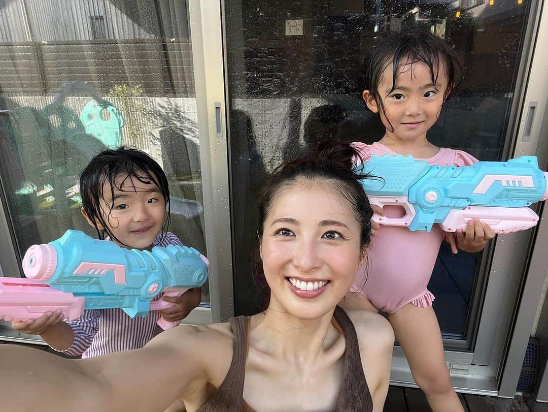 加藤千暁さんのインスタグラム写真 - (加藤千暁Instagram)「今日も水遊び☺️🚿 楽しすぎたので記念に笑 バケツでバシャバシャにかけまくったら2人がお尻突き出して待ってて笑えた、、後ろ姿しか見せてくれなかった笑笑 ヒッセン使いのようだった笑 バケツ壊れた🪣笑 疲れ切ったー😇 ヒゲの産毛がすごいふうか🥸 調子に乗りまくりさくら😙 #毎日水遊び」7月18日 18時41分 - chiaki525