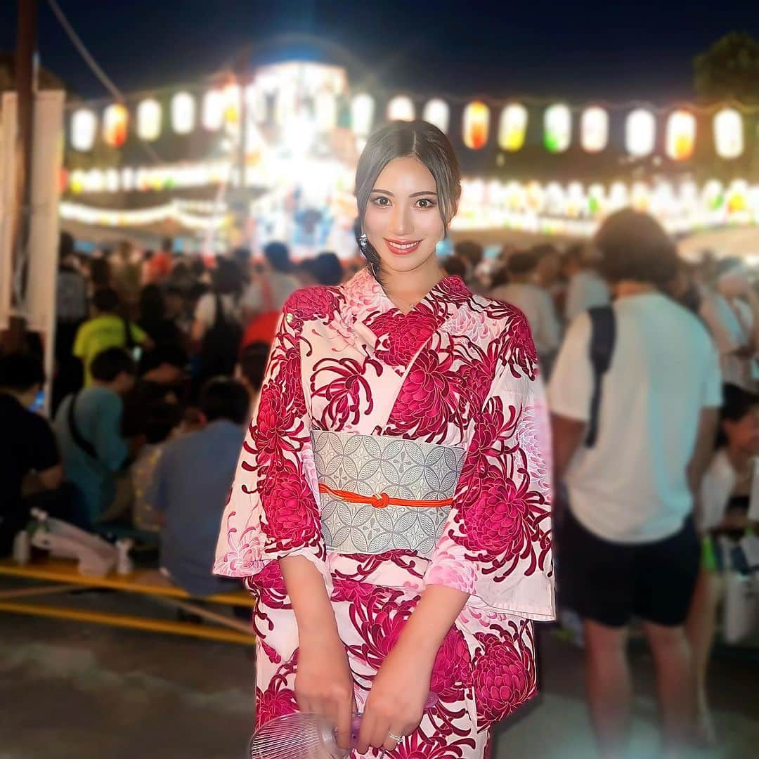 夏海さんのインスタグラム写真 - (夏海Instagram)「👘🏮✨🕺  浴衣を着て祐天寺祭りへ✨  初めて行ったんだけど、 東京の下町のお祭りって感じで 風情もあって人もたくさん活気もあって めちゃくちゃよかった🥰✨  何より見よう見まねで 盆踊りするの楽しすぎ✨🕺  大人から子供まで一緒に 一丸となって楽しめる盆踊りが大好き🥰  古き良きなくなって欲しくない 大切な日本の文化の一つ❤️  動画は盆踊り大会フィナーレの 太鼓かっこよくて大盛り上がり✨  カラフルな提灯がお祭りムードあげてくれる🏮  #浴衣 #祐天寺 #祭り #お祭り #太鼓」7月18日 18時41分 - _natsumi_official_