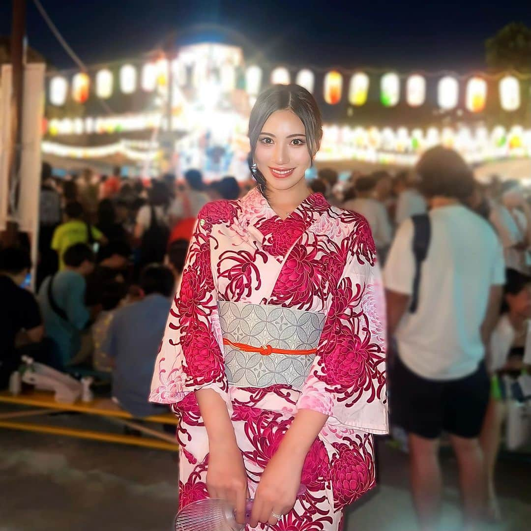 夏海のインスタグラム：「👘🏮✨🕺  浴衣を着て祐天寺祭りへ✨  初めて行ったんだけど、 東京の下町のお祭りって感じで 風情もあって人もたくさん活気もあって めちゃくちゃよかった🥰✨  何より見よう見まねで 盆踊りするの楽しすぎ✨🕺  大人から子供まで一緒に 一丸となって楽しめる盆踊りが大好き🥰  古き良きなくなって欲しくない 大切な日本の文化の一つ❤️  動画は盆踊り大会フィナーレの 太鼓かっこよくて大盛り上がり✨  カラフルな提灯がお祭りムードあげてくれる🏮  #浴衣 #祐天寺 #祭り #お祭り #太鼓」