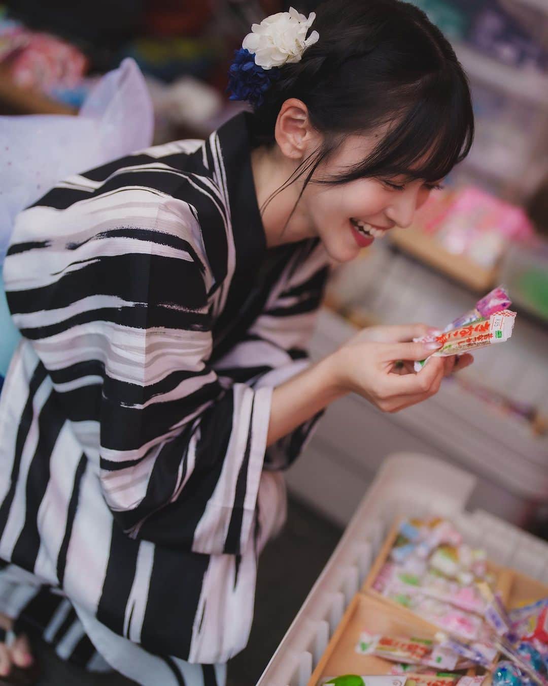 引地裕美のインスタグラム：「駄菓子選ぶの楽しかった🍭🩵  #浴衣 #yukata #着物 #kimono  #superformula #sformula #スーパーフォーミュラ #富士スピードウェイ #fujispeedway #sf夏祭り  #UMine #japanese #japanesegirl #일본 #costume #レースクイーン #rq #モータースポーツ #motorsports」