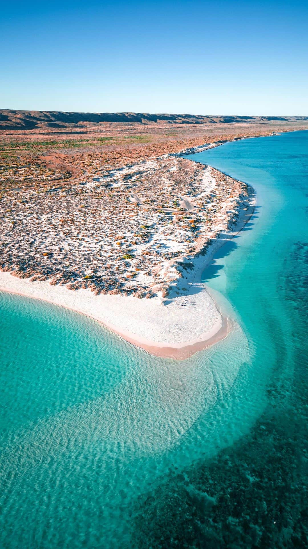 のインスタグラム：「Every year we are drawn back to this special place and every year it delivers something new and spectacular to experience 🌊  This is the breathtakingly beautiful Ningaloo reef/Nyinggulu which is about a 13 hour epic road trip from Perth or short 2 hour flight.  Ningaloo is a world heritage listed area, the worlds largest fringing reef, home to a wide variety of marine life - turtles, whale sharks, rays, dugongs, dolphins, tropical fish, sharks and so much more. From June to November you’ll also see the migrating humpback whales and their calves. The nearby Exmouth gulf is a nursery for the humpbacks and other marine life and plays a vital role in the health of the reef. You may also see rock wallabies, ospreys, sea eagles, emus, dingos and kangaroos on your adventures.   This year we spent our time exploring the most northern part of the reef in Cape Range national park. We stayed in eco friendly accommodations - a rustic chalet and an off grid campervan. Both were perfectly located for spending more time in the water and less time driving.   Some of our favorite spots were - 🩵 Turquoise bay 🩵 Lakeside 🩵 Oyster Stacks 🩵 Yardie Creek gorge 🩵 Osprey bay   I’ll be sharing more details very soon on my upcoming blog about where to stay, snorkeling recommendations, and many more tips to help you plan your trip here.   #ningalooreef #beautifuldestinations #wathedreamstate #seeaustralia #earthpix #travelcommunity #australiascoralcoast #turtles #sustainabletravel #dolphins #standuppaddle #turquoisebay」