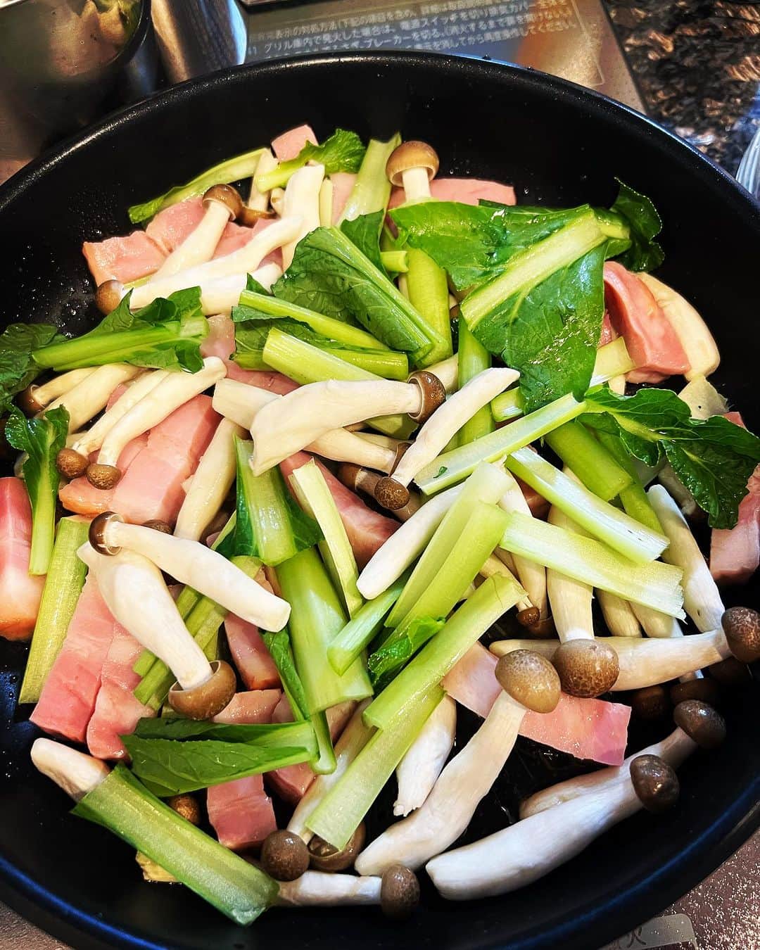 田中理恵のインスタグラム：「野菜🥬しっかり食べるぞ！ 味付けは ごま油 ニンニク 鶏がらスープの素 しょうゆ  以上‼️‼️ 炒めます🍳」