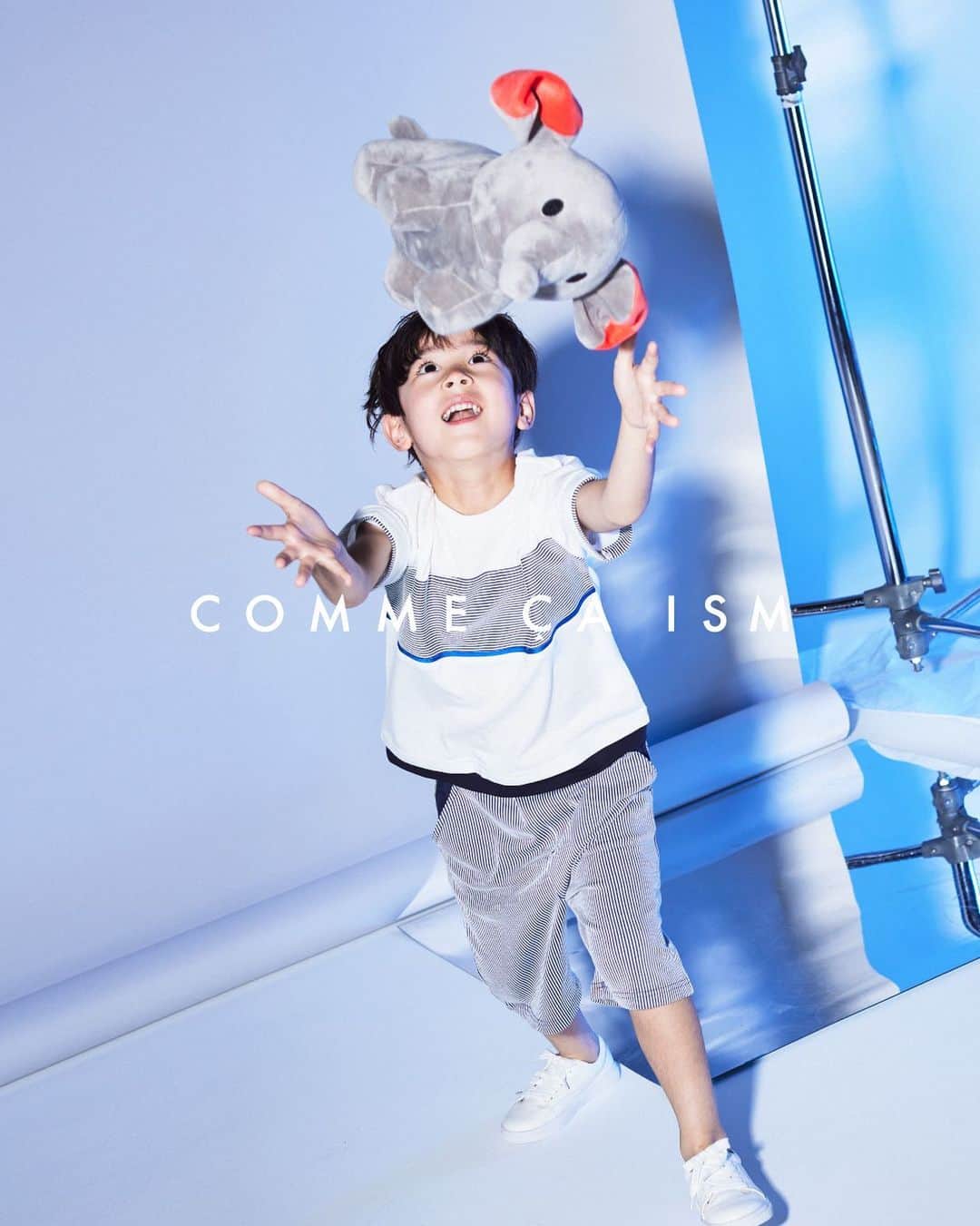 のインスタグラム：「#コムサイズム #コムサイズムキッズ #commecaism #キッズコーデ #キッズコーデ男の子 #キッズコーディネート #モノトーンコーデ #キッズモデル #子供服 #キッズtシャツ   @commecaism_official」