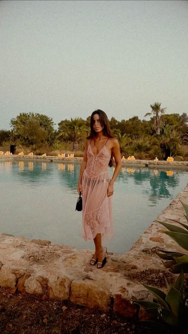 Vogue Españaのインスタグラム：「Nos adentramos en el álbum personal de @ninauc: un acceso exclusivo a sus #GucciSummerStories, los recuerdos de su inolvidable viaje a Ibiza con la casa de moda italiana. ¿La clave? Reencuentros que emocionan, una exquisita cena al aire libre y un look –o lookazo– que es puro verano.」