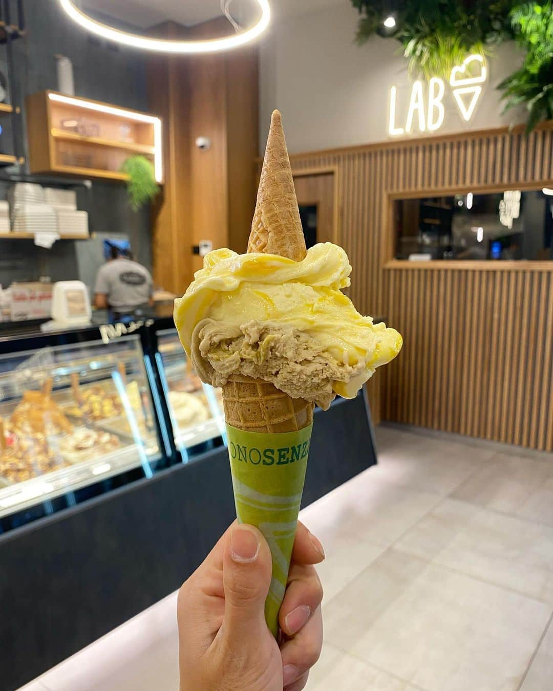 大田理裟さんのインスタグラム写真 - (大田理裟Instagram)「gelato time🍦🩷  #gelato #icecream #torino #italia #summer #トリノ #イタリア #ジェラート @champion_japan #championjp」7月18日 18時55分 - ota_risa