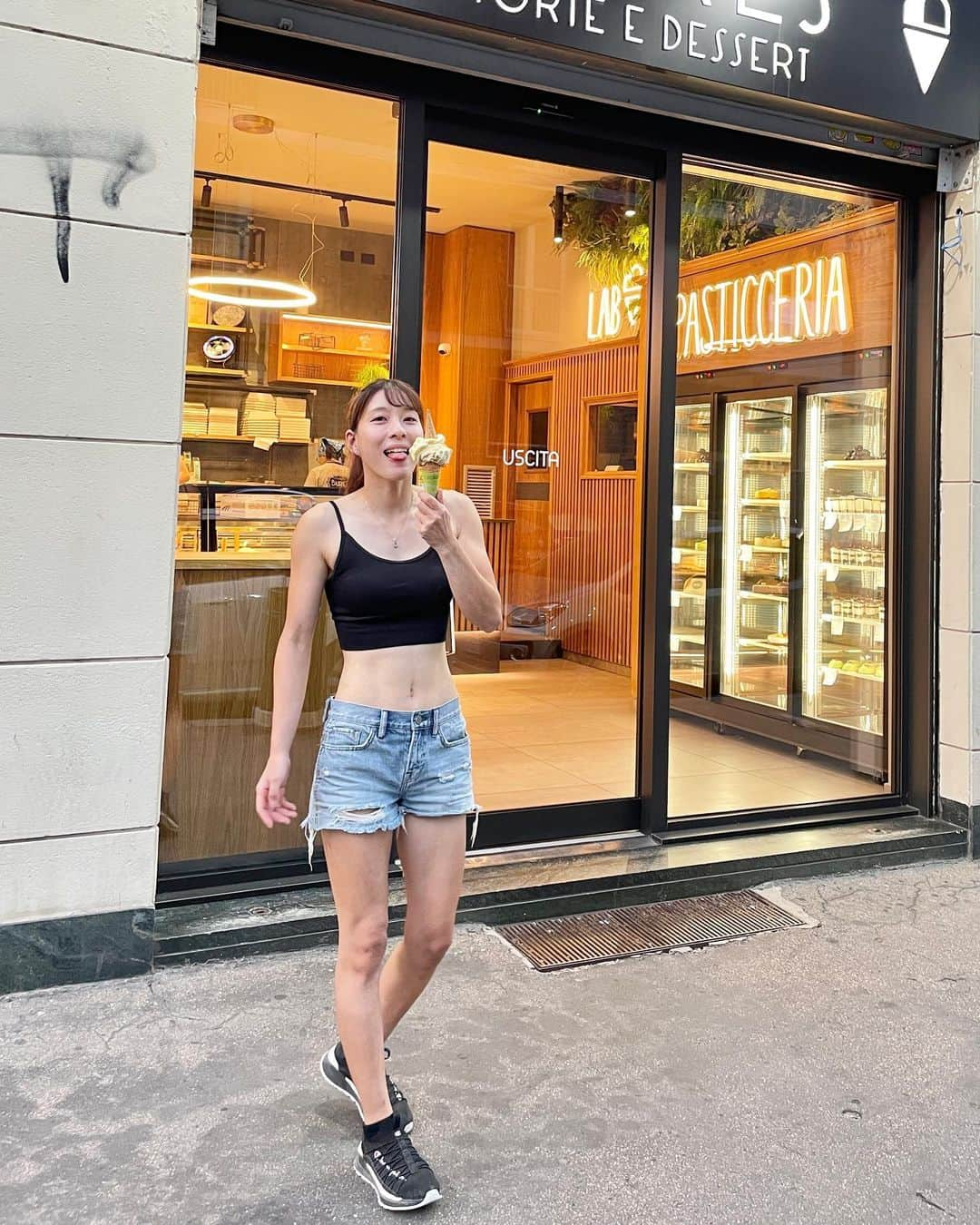 大田理裟さんのインスタグラム写真 - (大田理裟Instagram)「gelato time🍦🩷  #gelato #icecream #torino #italia #summer #トリノ #イタリア #ジェラート @champion_japan #championjp」7月18日 18時55分 - ota_risa