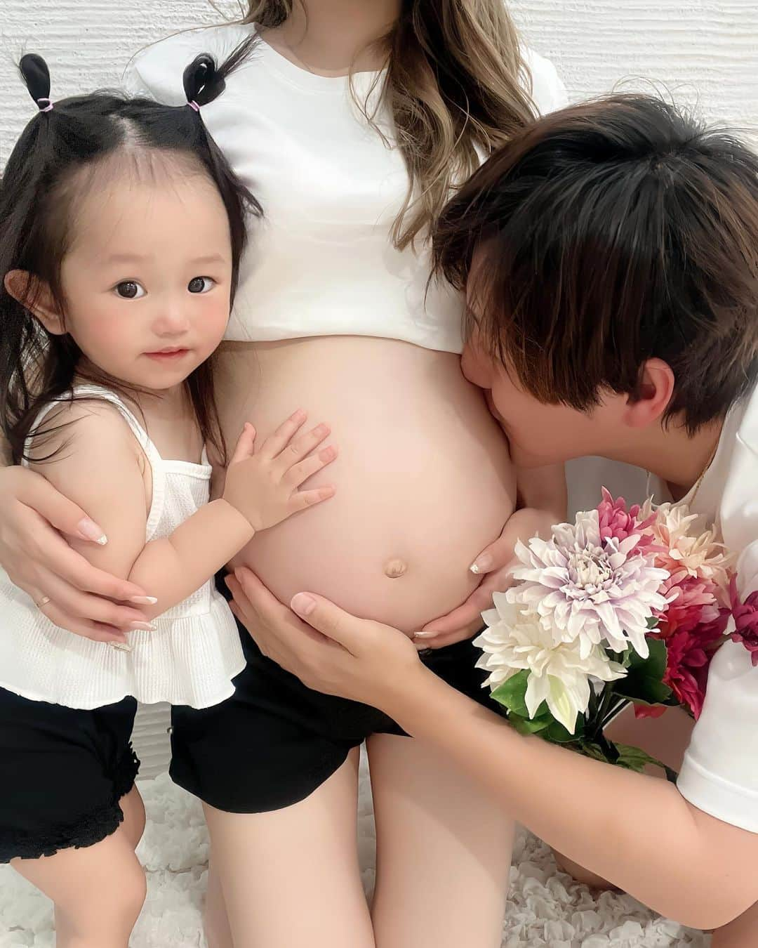 SUZUさんのインスタグラム写真 - (SUZUInstagram)「👱🏻‍♂️👧🏻👶🏼💐  大好きな家族🩷 お腹大きくなってきたぁ👶🏼 ３人で過ごす貴重な時間もあと少しやなぁ🎞️  #マタニティフォト#家族写真#宝物#家族 #セルフマタニティフォト#マタニティライフ #妊娠後期#2人目妊娠中#妊婦#妊婦生活  #姉妹ママ#女の子ママ#マタニティ#マタニティコーデ」7月18日 18時48分 - suzuchibi