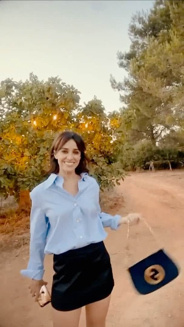 Vogue Españaのインスタグラム：「No es ningún secreto que @belencuesta y @macarenagarciaoficial son inseparables. Juntas disfrutaron de un viaje a Ibiza de la mano de @Gucci, una escapada de fin de semana que rezuma moda, gastronomía (con una cena especial servida por @gucciosteria) y puro verano. Estas son sus #GucciSummerStories.」