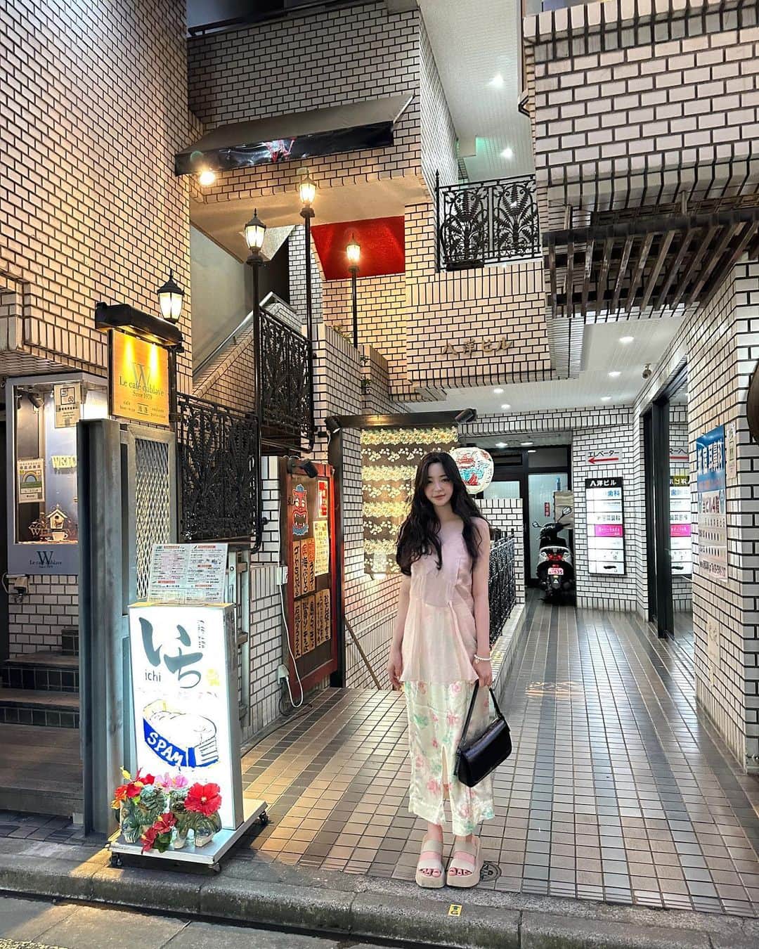 キム・ドヒさんのインスタグラム写真 - (キム・ドヒInstagram)「- 신주쿠역에서 제일 가까운 호텔이라 잡았는데 가부키초 한가운데였다 어쩐지 분위기가 뭔가 이상하더라니🤣」7月18日 18時54分 - dohya_kh