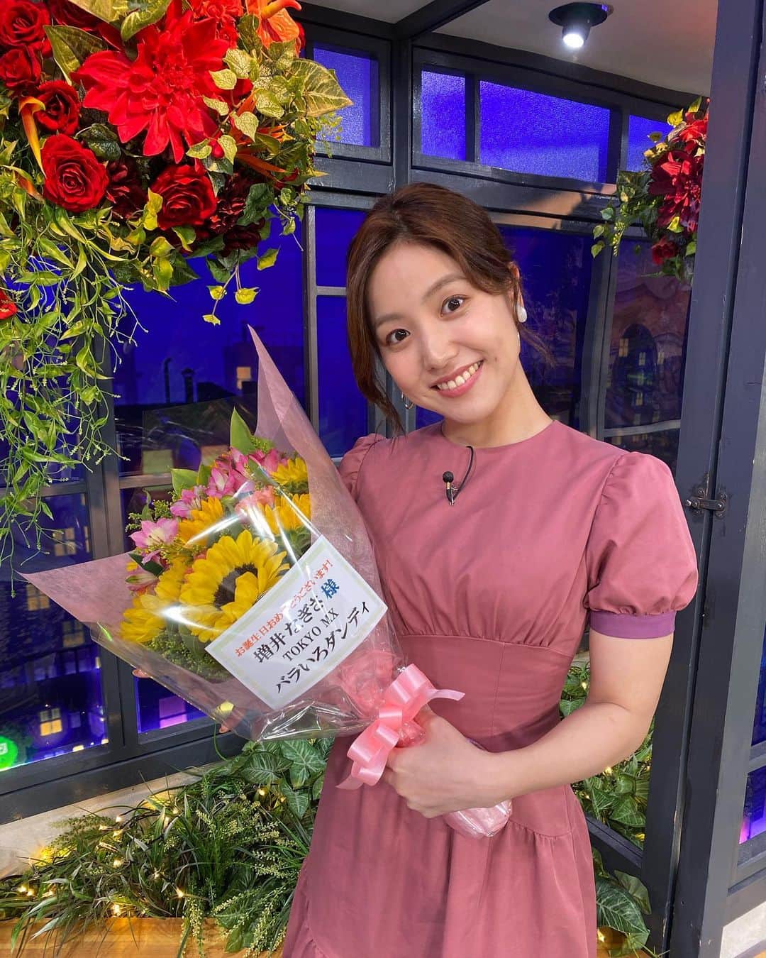増井なぎさのインスタグラム：「誕生日の#バラダン 🌹  お花はまだまだ元気🌻 心は永遠の20歳😌🌈  頂いたコメント全部読んでます💖🙏  #バラいろダンディ #東京mx   ワンピース @emiriawiz_official  ピアス @mu_accessory  #スタイリア  ご協力いただきありがとうございました🙇‍♀️」
