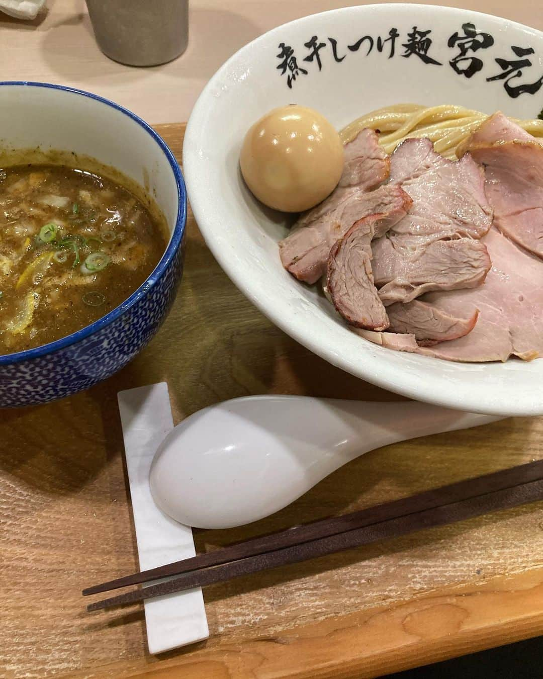 中村歌昇 のインスタグラム：「今日はずーーーーーっと行きたかった蒲田のラーメン屋さん二店舗はしごしてきました！ 煮干し好きにはたまらない二軒！ まずは煮干しつけ麺宮元。 開店前から並びましたとも。 特濃にしました！ しっかり濃いどころの騒ぎじゃないくらい濃いつけ汁に、柚子が入っていて不思議とさっぱりしながら、でも強く煮干しを感じながらのつけ麺。 チャーシューも味玉も美味しかった！玉ねぎがいいよね！ #煮干しつけ麺宮元  #宮元 #蒲田 #つけ麺 #柚子入ってるやつ好き #特濃 #中村歌昇」