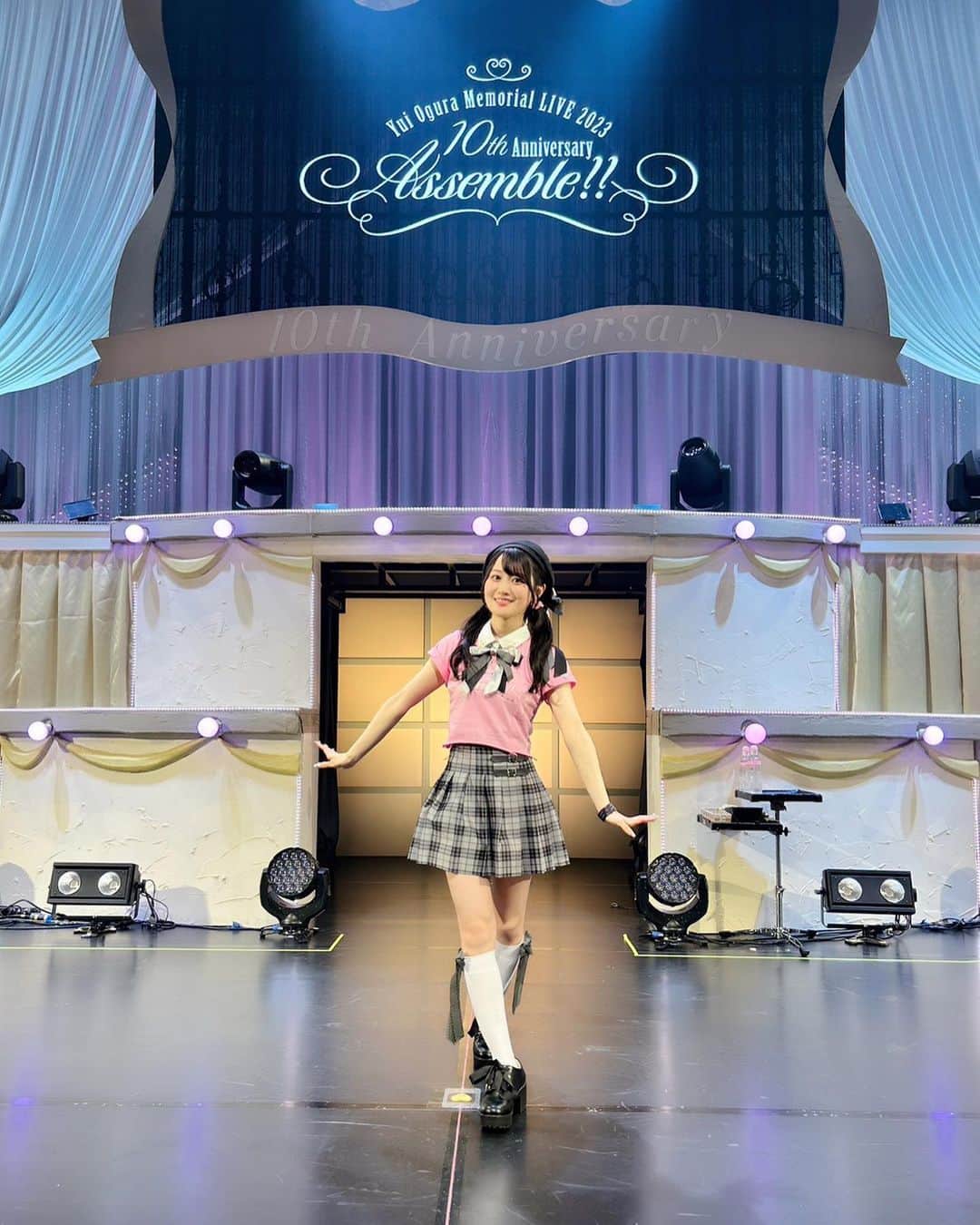 小倉唯のインスタグラム：「🎗Memorial LIVE 2023🎗 ～10th Anniversary Assemble!!～  応援してくださった皆さん、 ありがとうございました(*´꒳`*)✨  無事に終わって、 すごくホッとした気持ちと 少し寂しいような気持ちと… やり遂げられた達成感や、 みなさんの幸せそうなお顔、楽しんでいただけた幸福感に浸っています☺️  あっという間で、でもすごく 濃厚だった10年間。。 皆さんの応援があったからこそ、 ここまで続けてこられました。  10周年、集大成やみんなの満足するものを見せなきゃ🥺っていうプレッシャーもあったのですが、LIVEが終わってすごくあたたかいコメントや素敵な感想、みんなの温度感を受けて、少しホッとしました😊色々大変なこともあったけど、頑張りきれてよかった〜♪  いつも、こうして敏感にキャッチしてくださる皆さまのパワーに私も励まされているし、原動力になってます。みんな本当にいつも優しくてあたたかくて、、そんな皆さんをみて、私も癒されてるんだ〜(*´-`)🌼  女の子や、もちろん男性のみなさんもですが😌 私に会うために可愛いお洋服や髪型、メイク、いろんな準備をしてきてくれたり、、 みんなが日々、こんな私に向けて努力や時間をかけてくれているってことがすごく嬉しくて。みんなにとっては当たり前にやっていることなのかもしれないけど、そういうのを見たり感じたりすると、心があたたかくなってじーんときちゃいます🥲✨笑　  そんなファンの皆さんが尊すぎて🥺みんな本当に、いつも私のことをあたたかく受け入れくれて、応援してくれてありがとう。。🙇‍♀️✨  こんな私ですが、これからも みんなに応援していたいって思ってもらえるような人でいられるように、無理しすぎずで、マイペースにがんばるぞ〜☺️   今日からは、アーティストデビューも11年目に突入しました！11月のパシフィコも今からドキドキだな…  良かったらぜひ、 応援しに来てくださいね(*´-`)  それでは、、長くなりましたが✨ 読んでくださってありがとうございます〜〜  明日もがんばりまめ大福です(OvO)  おやすみ〜とぼーる（´-`）.｡oO  #小倉唯 #10AA #アーティストデビュー10周年」