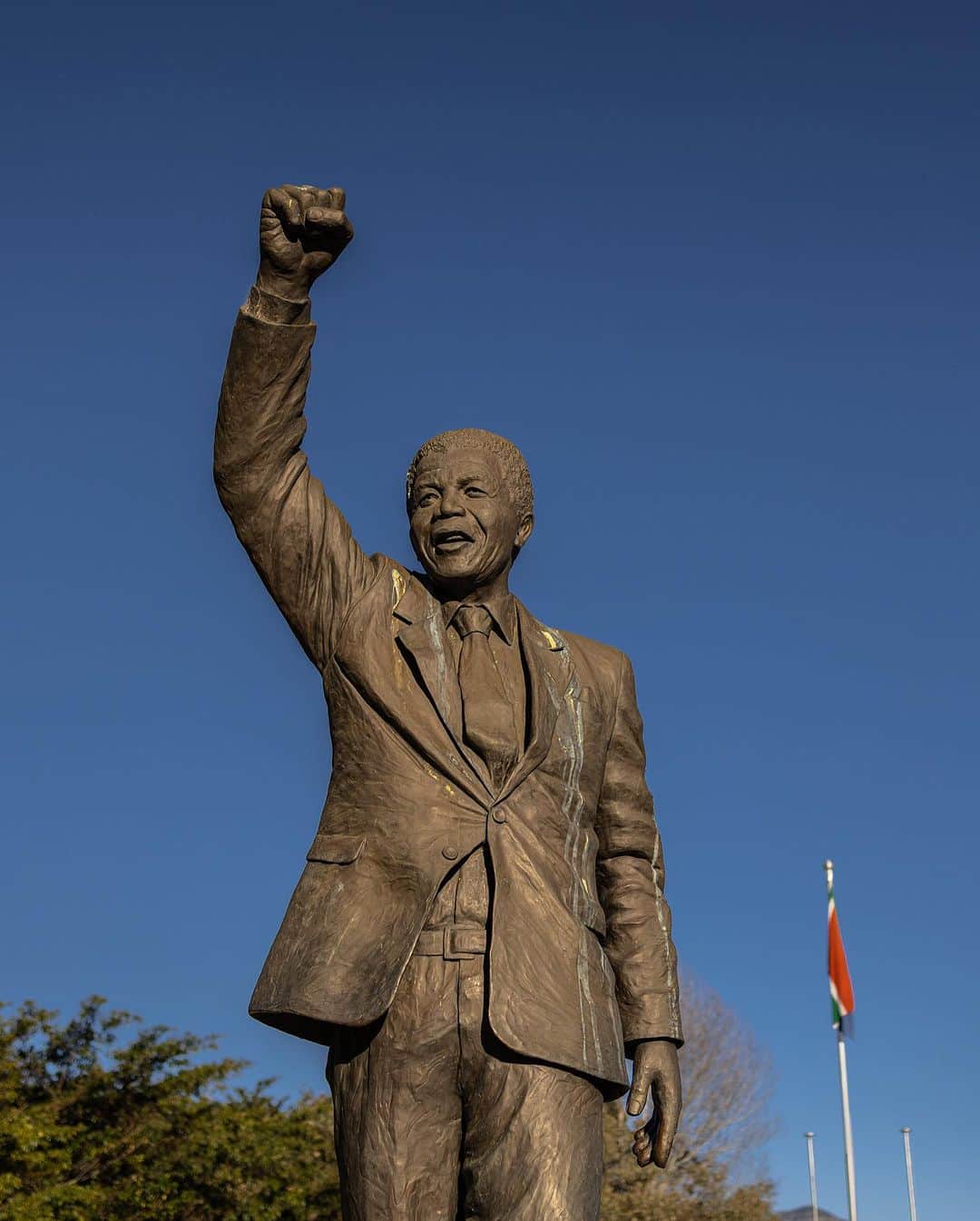 ニューヨーク・タイムズさんのインスタグラム写真 - (ニューヨーク・タイムズInstagram)「The image of Nelson Mandela, the anti-apartheid leader who died in 2013, is everywhere in South Africa. The country’s currency bears his face, at least 32 streets are named for him and nearly two dozen statues in his image watch over a country in flux. Every year on July 18, his birthday, South Africans celebrate Mandela Day by volunteering for 67 minutes in honor of the 67 years that Mandela spent serving the country as an anti-apartheid leader, much of it behind bars.  But 10 years after his death, attitudes have changed. The party Mandela led after his release from prison, the African National Congress, is in serious danger of losing its outright majority for the first time since he became president in 1994. Corruption, ineptitude and elitism have tarnished the ANC. Mandela’s image — which the ANC has plastered across the country — has for some shifted from that of hero to scapegoat.  While Mandela is still lionized around the world, many South Africans, especially young people, believe that he did not do enough to create structural changes that would lift the fortunes of the country’s Black majority. White South Africans still hold a disproportionate share of the nation’s land and earn more than Blacks. One of the main gripes about the economy is the lack of jobs. The unemployment rate is 46% among South Africans aged 15 to 34.   Tap the link in our bio to read more about how young people in South Africa are rethinking Mandela’s legacy. Photos by @gulshanii」7月19日 0時25分 - nytimes