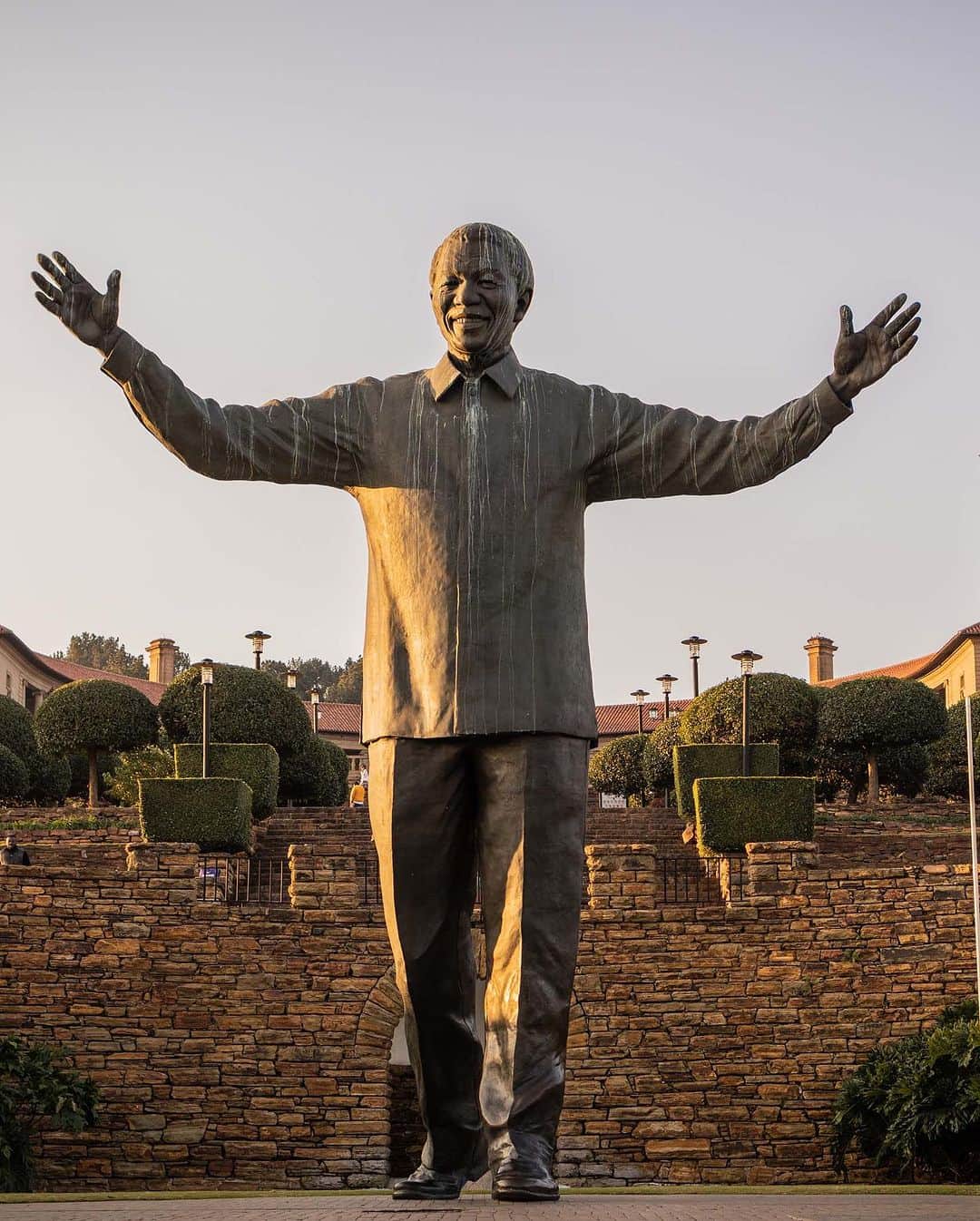 ニューヨーク・タイムズさんのインスタグラム写真 - (ニューヨーク・タイムズInstagram)「The image of Nelson Mandela, the anti-apartheid leader who died in 2013, is everywhere in South Africa. The country’s currency bears his face, at least 32 streets are named for him and nearly two dozen statues in his image watch over a country in flux. Every year on July 18, his birthday, South Africans celebrate Mandela Day by volunteering for 67 minutes in honor of the 67 years that Mandela spent serving the country as an anti-apartheid leader, much of it behind bars.  But 10 years after his death, attitudes have changed. The party Mandela led after his release from prison, the African National Congress, is in serious danger of losing its outright majority for the first time since he became president in 1994. Corruption, ineptitude and elitism have tarnished the ANC. Mandela’s image — which the ANC has plastered across the country — has for some shifted from that of hero to scapegoat.  While Mandela is still lionized around the world, many South Africans, especially young people, believe that he did not do enough to create structural changes that would lift the fortunes of the country’s Black majority. White South Africans still hold a disproportionate share of the nation’s land and earn more than Blacks. One of the main gripes about the economy is the lack of jobs. The unemployment rate is 46% among South Africans aged 15 to 34.   Tap the link in our bio to read more about how young people in South Africa are rethinking Mandela’s legacy. Photos by @gulshanii」7月19日 0時25分 - nytimes