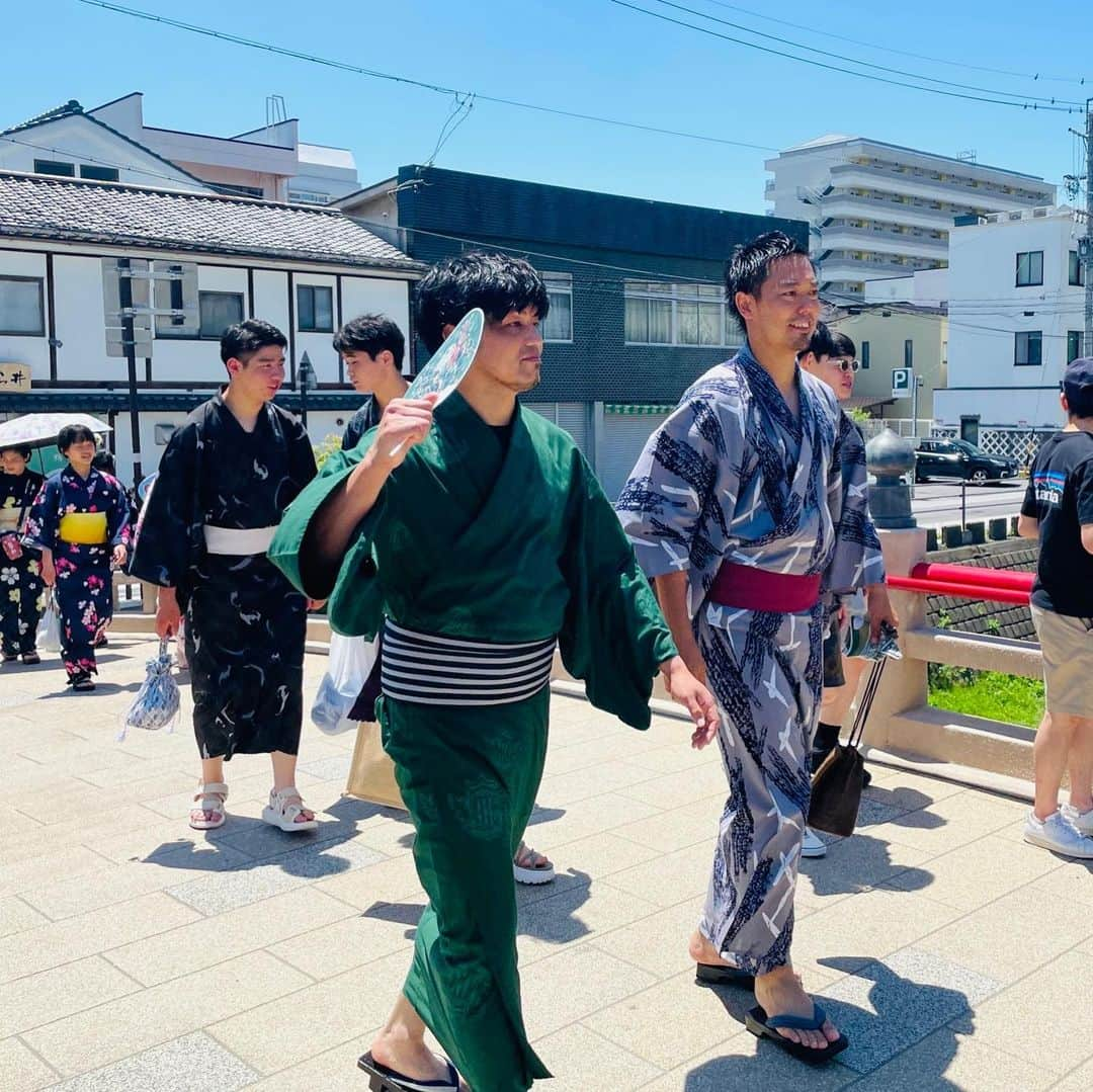 片山真人さんのインスタグラム写真 - (片山真人Instagram)「【ガチャスタグラム 浴衣篇】  夏の風物詩の浴衣👘 今年も浴衣イベントで街中へGO💨 上高地線も乗って浴衣をPR🚃😁  #浴衣 の季節がやって参りました😎☀️ #ゆかた 男子👘 #夏 🍉 #夏の風物詩 ✨ #ゆかたキャンペーン 2023✨ #ゆかたでお出かけ ✨  みんなは浴衣を普段着る機会あるかな❔  浴衣を着て街中をブラブラしよやイベント😌✨  今年は、彼と参加🫵 #阿部琢久哉 氏💪 #筋肉 ゆかたの人😎 #松本山雅fc 浴衣着用👘 なかなか似合ってたわ😆  #片山真人 #ガチャ 10年連続出場✨ #皆勤賞 ⤴️  💡今年、浴衣を新調しました☺️  #いけだや呉服店 産ゆかた✨ かなり気に入ってる一着👍  当日は、灼熱の暑さやったけど街中を浴衣で練り歩いた🚶🚶‍♀️  #エクセラン高校 の生徒さんとコラボ🤝 #気温35度 🫠 #汗だく 🥵  しかーし、浴衣やったなら洋服よりは涼しかった…ハズ🤥笑  けど松本の街中をみんなで歩いて、打ち水やら写真撮影やらして楽しかった🙆‍♂️  今年は松本駅から🚉にも乗ってPRも実施🚃✖︎👘 #上高地線 松本駅↔️新島々駅  浴衣で繋がる仲間にも再会🤝 #フキ さん🦚 松本の美容界のドン😆✨ #村松畳店 ✨  みんな、浴衣着て街中いこ👍👍👍  そんな浴衣な1日でした❕  #笑顔 もめっちゃ見れた日👍 #positive を積む👍 #ちいさなことからコツコツと 👍  それにしても暑かった🫠笑 みんな、お疲れさんでした🙌」7月18日 19時04分 - gachastagram.11