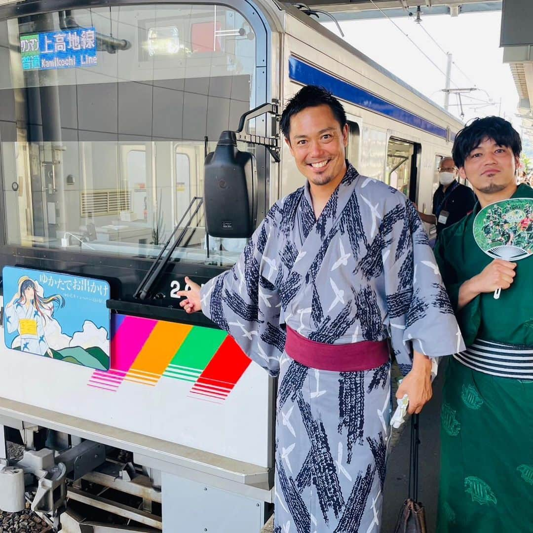 片山真人さんのインスタグラム写真 - (片山真人Instagram)「【ガチャスタグラム 浴衣篇】  夏の風物詩の浴衣👘 今年も浴衣イベントで街中へGO💨 上高地線も乗って浴衣をPR🚃😁  #浴衣 の季節がやって参りました😎☀️ #ゆかた 男子👘 #夏 🍉 #夏の風物詩 ✨ #ゆかたキャンペーン 2023✨ #ゆかたでお出かけ ✨  みんなは浴衣を普段着る機会あるかな❔  浴衣を着て街中をブラブラしよやイベント😌✨  今年は、彼と参加🫵 #阿部琢久哉 氏💪 #筋肉 ゆかたの人😎 #松本山雅fc 浴衣着用👘 なかなか似合ってたわ😆  #片山真人 #ガチャ 10年連続出場✨ #皆勤賞 ⤴️  💡今年、浴衣を新調しました☺️  #いけだや呉服店 産ゆかた✨ かなり気に入ってる一着👍  当日は、灼熱の暑さやったけど街中を浴衣で練り歩いた🚶🚶‍♀️  #エクセラン高校 の生徒さんとコラボ🤝 #気温35度 🫠 #汗だく 🥵  しかーし、浴衣やったなら洋服よりは涼しかった…ハズ🤥笑  けど松本の街中をみんなで歩いて、打ち水やら写真撮影やらして楽しかった🙆‍♂️  今年は松本駅から🚉にも乗ってPRも実施🚃✖︎👘 #上高地線 松本駅↔️新島々駅  浴衣で繋がる仲間にも再会🤝 #フキ さん🦚 松本の美容界のドン😆✨ #村松畳店 ✨  みんな、浴衣着て街中いこ👍👍👍  そんな浴衣な1日でした❕  #笑顔 もめっちゃ見れた日👍 #positive を積む👍 #ちいさなことからコツコツと 👍  それにしても暑かった🫠笑 みんな、お疲れさんでした🙌」7月18日 19時04分 - gachastagram.11