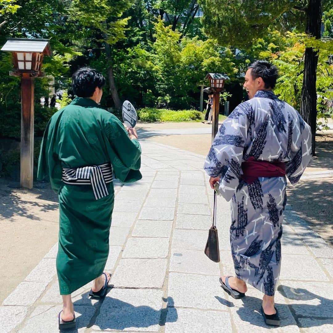 片山真人のインスタグラム：「【ガチャスタグラム 浴衣篇】  夏の風物詩の浴衣👘 今年も浴衣イベントで街中へGO💨 上高地線も乗って浴衣をPR🚃😁  #浴衣 の季節がやって参りました😎☀️ #ゆかた 男子👘 #夏 🍉 #夏の風物詩 ✨ #ゆかたキャンペーン 2023✨ #ゆかたでお出かけ ✨  みんなは浴衣を普段着る機会あるかな❔  浴衣を着て街中をブラブラしよやイベント😌✨  今年は、彼と参加🫵 #阿部琢久哉 氏💪 #筋肉 ゆかたの人😎 #松本山雅fc 浴衣着用👘 なかなか似合ってたわ😆  #片山真人 #ガチャ 10年連続出場✨ #皆勤賞 ⤴️  💡今年、浴衣を新調しました☺️  #いけだや呉服店 産ゆかた✨ かなり気に入ってる一着👍  当日は、灼熱の暑さやったけど街中を浴衣で練り歩いた🚶🚶‍♀️  #エクセラン高校 の生徒さんとコラボ🤝 #気温35度 🫠 #汗だく 🥵  しかーし、浴衣やったなら洋服よりは涼しかった…ハズ🤥笑  けど松本の街中をみんなで歩いて、打ち水やら写真撮影やらして楽しかった🙆‍♂️  今年は松本駅から🚉にも乗ってPRも実施🚃✖︎👘 #上高地線 松本駅↔️新島々駅  浴衣で繋がる仲間にも再会🤝 #フキ さん🦚 松本の美容界のドン😆✨ #村松畳店 ✨  みんな、浴衣着て街中いこ👍👍👍  そんな浴衣な1日でした❕  #笑顔 もめっちゃ見れた日👍 #positive を積む👍 #ちいさなことからコツコツと 👍  それにしても暑かった🫠笑 みんな、お疲れさんでした🙌」