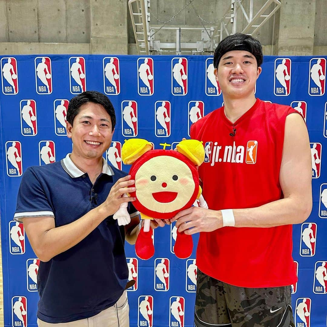 酒主義久さんのインスタグラム写真 - (酒主義久Instagram)「NBA  フェニックス・サンズの渡邊雄太選手のインタビュー、今日のめざましテレビで放送しました🏀  短い時間でしたが、飛躍の昨シーズン、来月のワールドカップにサンズでの来シーズンの話など盛りだくさん！ありがとうございました😊  来シーズンフェニックス行きたいな…応援しています！！  #フジテレビ #めざましテレビ #バスケットボール #nba #サンズ #suns #渡邊雄太 選手 #酒主義久 #会えて感動 #ありがとうございました」7月18日 19時04分 - yoshihisa_sakanushi