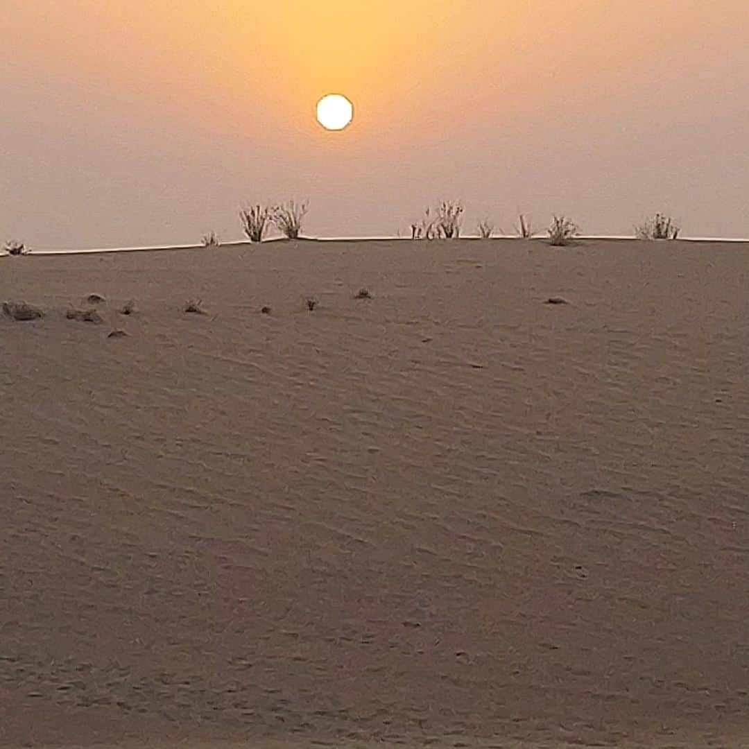 三浦 さやかさんのインスタグラム写真 - (三浦 さやかInstagram)「ドバイの砂漠に日の出を見に行きました。  ブラジルの有名なアーティストの方とパチリ。フレンドリーでした。  #dubai  #砂漠 #日の出」7月18日 18時56分 - sayaka_miura82