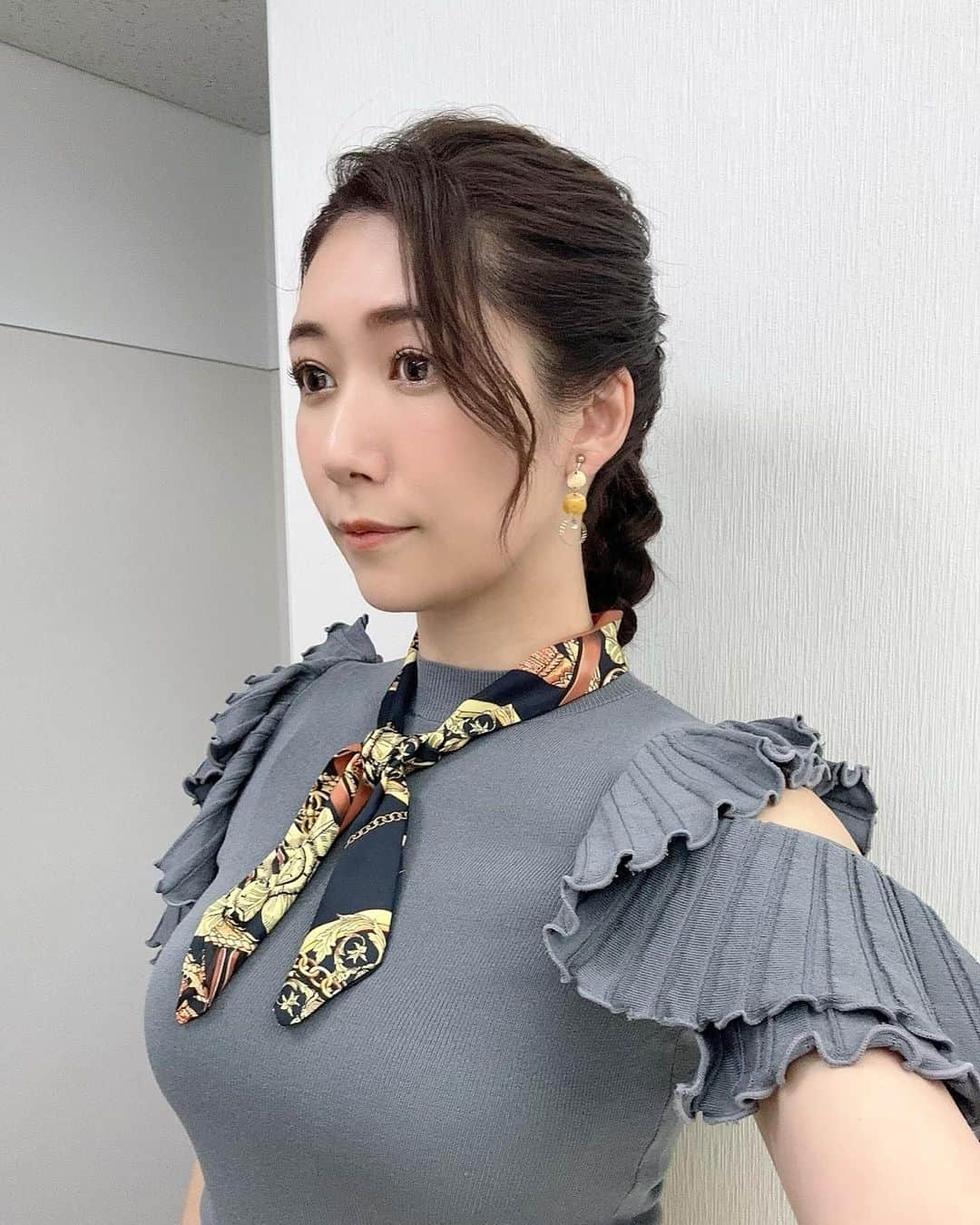 穂川果音さんのインスタグラム写真 - (穂川果音Instagram)「hairstyle  ポニーテールアレンジかなぁ、多分！  #hairarrange #hairstyle #ポニーテール　#まとめ髪　#アベプラ #ヘアアレンジ　#ヘアスタイル　#高めのポニーテール　#イヤリング　#earrings」7月18日 18時57分 - hokawakanonn