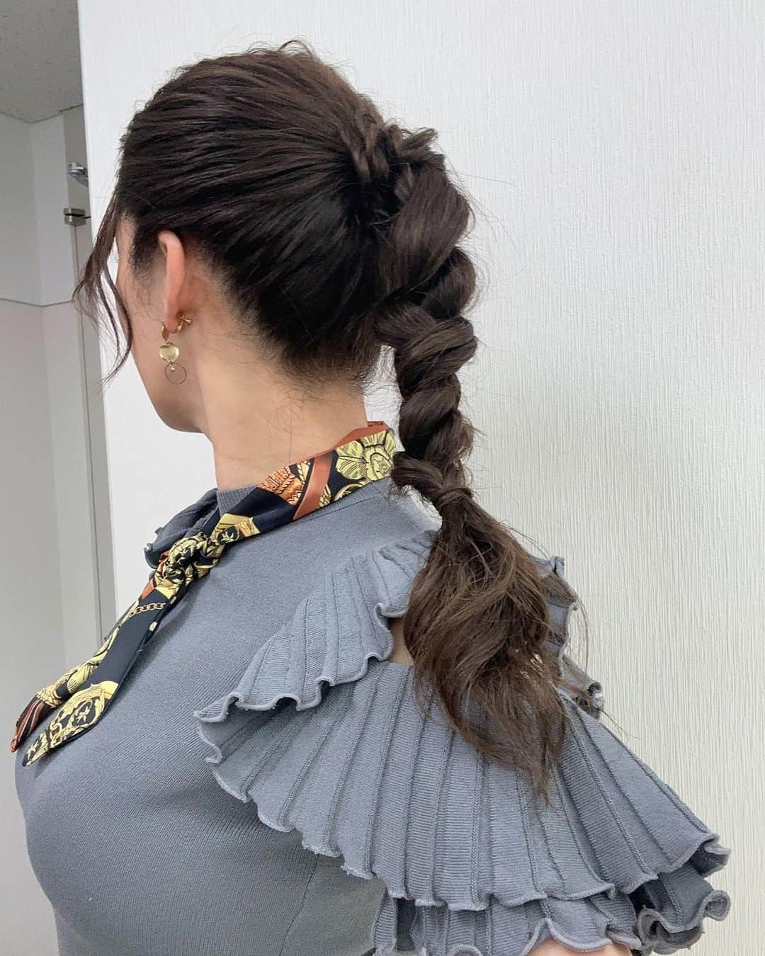 穂川果音さんのインスタグラム写真 - (穂川果音Instagram)「hairstyle  ポニーテールアレンジかなぁ、多分！  #hairarrange #hairstyle #ポニーテール　#まとめ髪　#アベプラ #ヘアアレンジ　#ヘアスタイル　#高めのポニーテール　#イヤリング　#earrings」7月18日 18時57分 - hokawakanonn