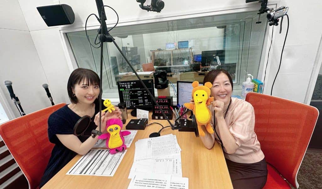 前田真里のインスタグラム：「NBCラジオ📻チャージ「東京で見つけた長崎」 聴いてくださったかた、ありがとうございます！  7/22(土)V・ファーレン長崎 vs モンテディオ山形⚽️観戦会予約受付中↓ espring.co.jp/pages/event  #azabuharmonia #みんなでピースHARMONIA #チャージ #vvaren @azabu_harmonia  @nbc_radio #nbcrd ＠163suika   espring.co.jp  📍麻布十番 ハルモニア  　麻布十番3-5-13 麻布十番HAUS 2階  写真は、佐々野宏美さんと💛💙1スタジオで🎙」