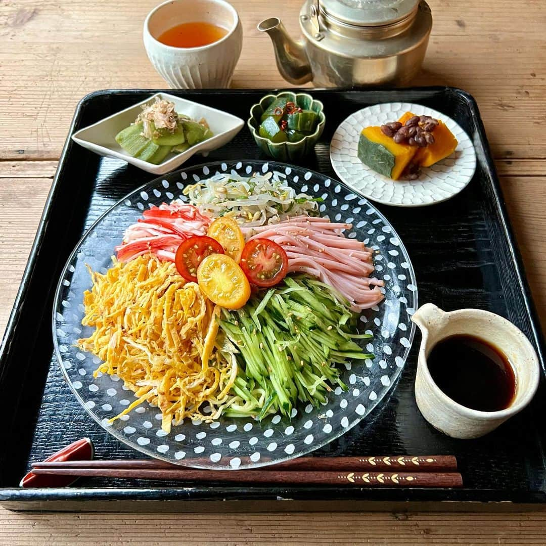 ひろσ(´～｀*)のインスタグラム：「☆ 🍴冷やし中華 🍴なすのだし浸し 🍴ピリ辛きゅうり 🍴かぼちゃのいとこ煮 ． ． 天気予報通りの 連日の猛暑です🥵 食欲はあっても 作る気しないので😂 食べたかった冷やし中華💕 ． ． 毎日飲んでる薬の影響か かなり前から偏頭痛 起きなくなってたのに 7月に入ってから 2、3日ごとに頭痛くなって 困ってます😞 早く涼しくなってほしい😂 ． ． ・・・・・・・・・・・・・・・ #常備菜#作り置き #つくりおき#ごはん#おうちごはん#手作りごはん#からだにやさしいごはん #体に優しいごはん#うつわ好き#器好きな人とつながりたい #japanesefood #晩御飯#晩ごはん#夜ご飯#よるごはん #冷やし中華#辻和美#factoryzoomer #安福由美子 #古谷浩一#夏#毎日ごはん」