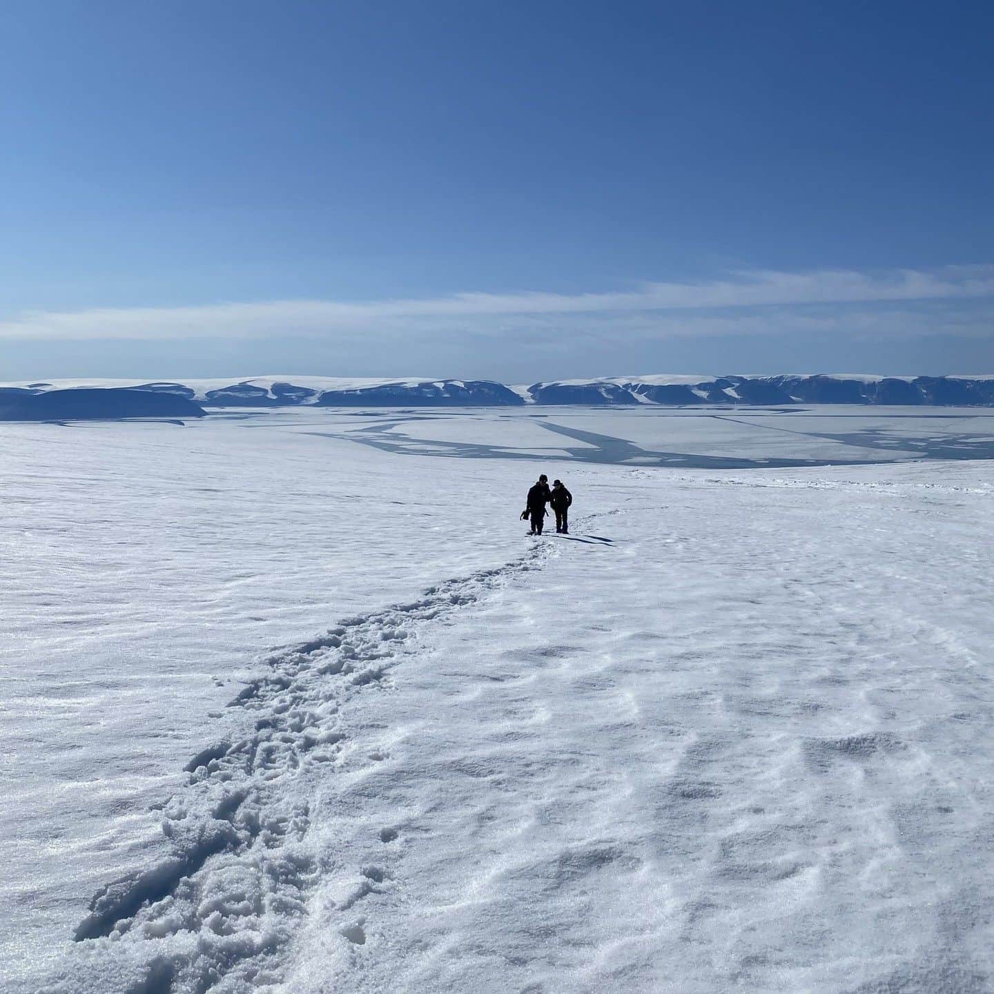 テレ朝newsさんのインスタグラム写真 - (テレ朝newsInstagram)「【北極ノート】 初めてカナック氷帽へ！ 360度見渡す限り真っ白な世界です 片道4時間かけ標高900m以上まで登りました 氷帽とは帽子のように山頂を覆う氷の塊で ここからカナック氷河は伸びています  #松本と屋比久の北極滞在記 #北極ノート #テレ朝news」7月18日 19時00分 - tv_asahi_news