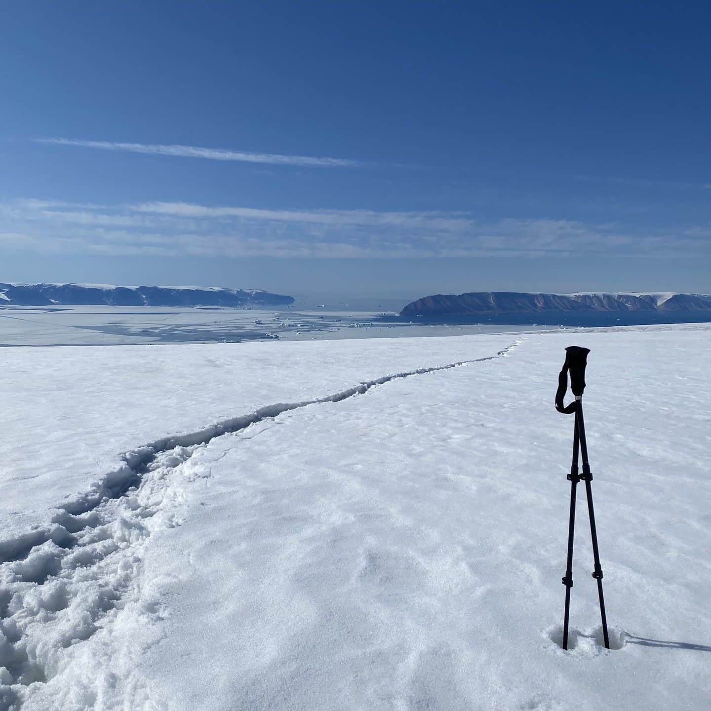 テレ朝newsさんのインスタグラム写真 - (テレ朝newsInstagram)「【北極ノート】 初めてカナック氷帽へ！ 360度見渡す限り真っ白な世界です 片道4時間かけ標高900m以上まで登りました 氷帽とは帽子のように山頂を覆う氷の塊で ここからカナック氷河は伸びています  #松本と屋比久の北極滞在記 #北極ノート #テレ朝news」7月18日 19時00分 - tv_asahi_news
