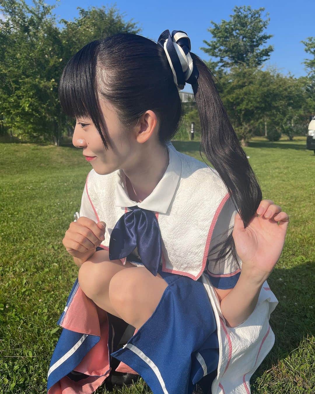 橋本美桜のインスタグラム：「ポニーテールとシュシュってやつですね🐴 ⁡ ⁡ ⁡ ⁡ #アイドル #IDOL #偶像 #パッツン前髪 #ロングヘア  #黒髪 #黒髪ロング #巻き髪  #ポニーテール  #ポニテ #ナチュラルメイク #夏 #衣装 #アイドル衣装 #ootd」