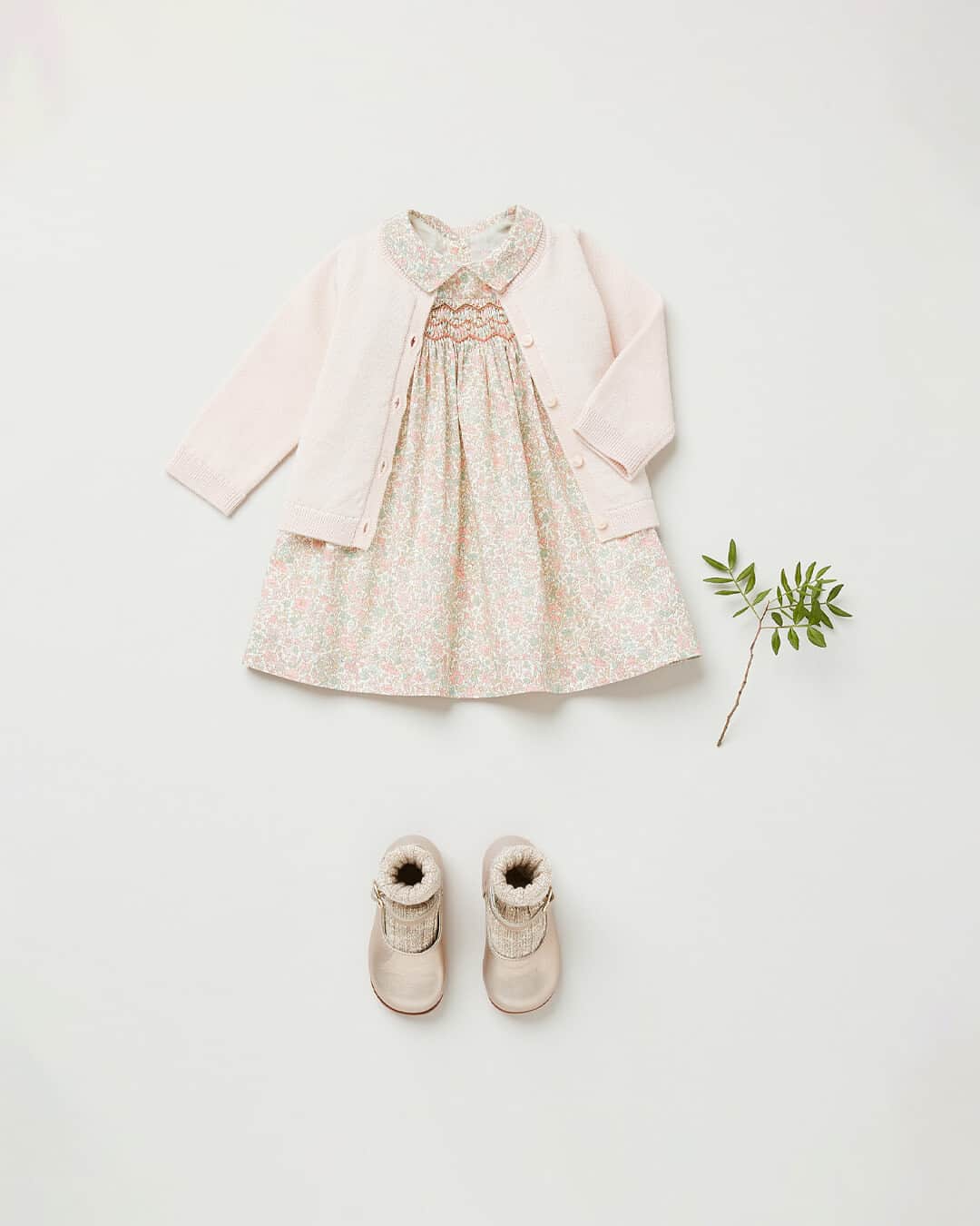 bonpointのインスタグラム：「New Bonpoint FW23 | Rose accord. ​ Our dress is embellished by the Liberty fabric of the season and smocked details, a savoir-faire preserved by the house in its Madagascar ateliers.​  #Bonpoint #NewCollection」