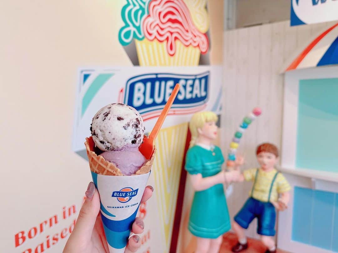 根岸愛さんのインスタグラム写真 - (根岸愛Instagram)「🍨💕🍨 . BLUE SEALの店舗 可愛い...🥺💕 そしてアイス ほんと美味しい🫶 . #blueseal #icecream  #okinawa #沖縄 #ブルーシール #ブルーシールアイス」7月18日 19時03分 - negishiai927