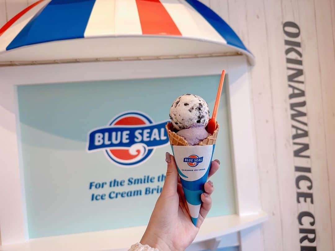 根岸愛さんのインスタグラム写真 - (根岸愛Instagram)「🍨💕🍨 . BLUE SEALの店舗 可愛い...🥺💕 そしてアイス ほんと美味しい🫶 . #blueseal #icecream  #okinawa #沖縄 #ブルーシール #ブルーシールアイス」7月18日 19時03分 - negishiai927