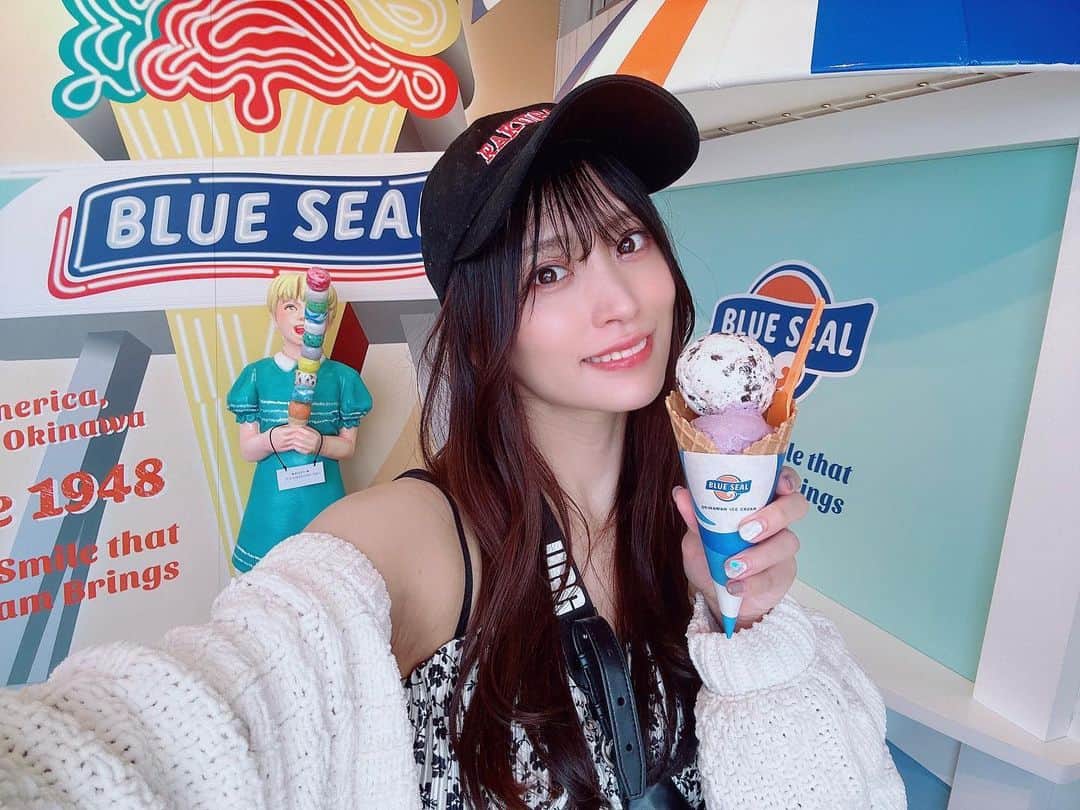 根岸愛のインスタグラム：「🍨💕🍨 . BLUE SEALの店舗 可愛い...🥺💕 そしてアイス ほんと美味しい🫶 . #blueseal #icecream  #okinawa #沖縄 #ブルーシール #ブルーシールアイス」