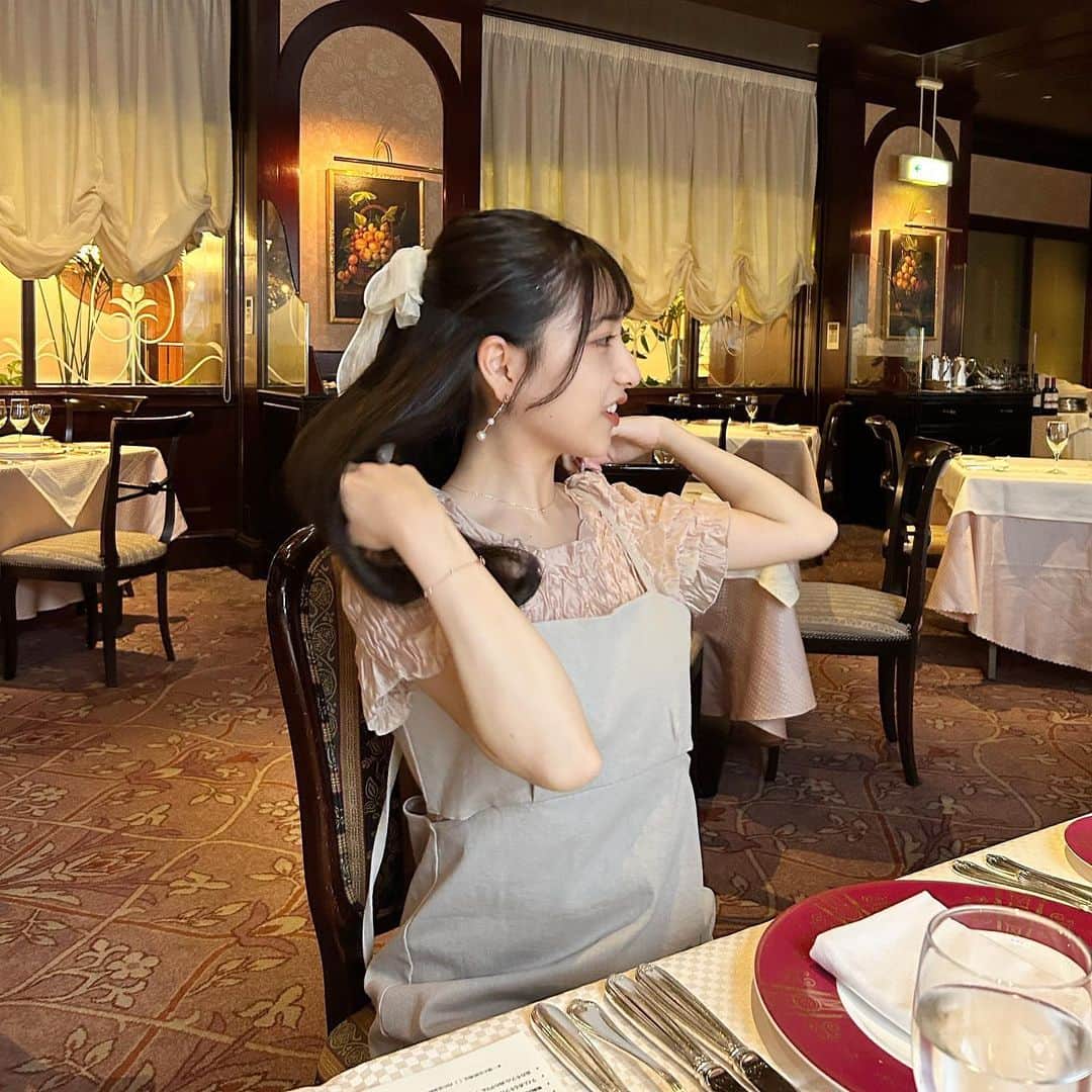 あみさんのインスタグラム写真 - (あみInstagram)「︴ℎ𝑜𝑡𝑒𝑙 𝑑𝑖𝑛𝑛𝑒𝑟 , 𝑡𝑜𝑘𝑦𝑜   ホテルのレストランに行った日 .. ✍🏻  背伸びしすぎないきれいめって感じが すごい好きなコーデ💭  ピンクのトップスも色味落ち着いてて可愛いのっっ🍑 グレーとの相性ばつぐんだーー!!!  . . . #第一ホテル東京 #第一ホテルアンシャンテ #アンシャンテ #ホテルディナー #夏コーデ #きれいめコーデ #きれいめカジュアル #低身長コーデ #キャミワンピ #ワンピース #ハーフアップアレンジ #ヘアアレンジ #mystic」7月18日 19時07分 - ami___nmo