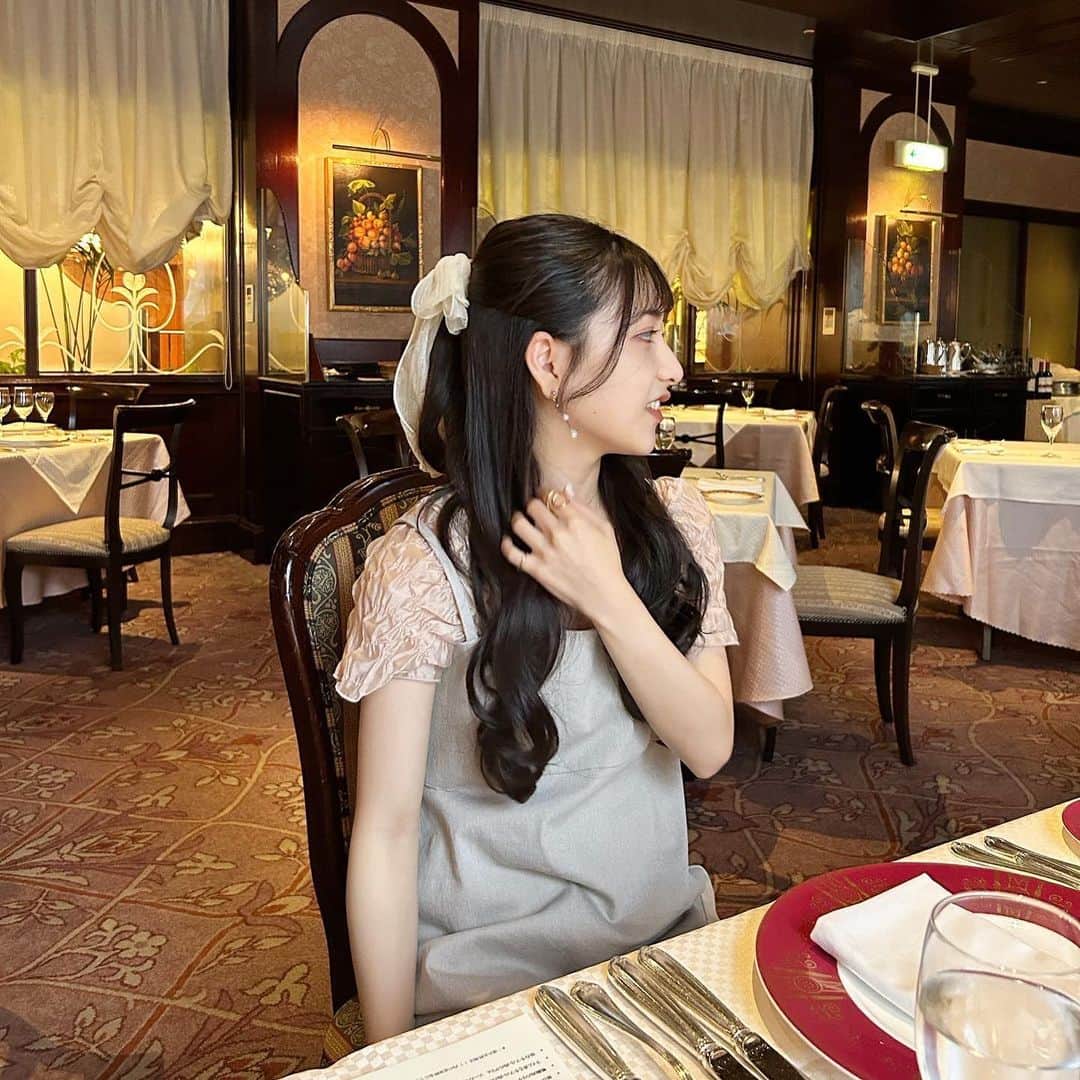 あみさんのインスタグラム写真 - (あみInstagram)「︴ℎ𝑜𝑡𝑒𝑙 𝑑𝑖𝑛𝑛𝑒𝑟 , 𝑡𝑜𝑘𝑦𝑜   ホテルのレストランに行った日 .. ✍🏻  背伸びしすぎないきれいめって感じが すごい好きなコーデ💭  ピンクのトップスも色味落ち着いてて可愛いのっっ🍑 グレーとの相性ばつぐんだーー!!!  . . . #第一ホテル東京 #第一ホテルアンシャンテ #アンシャンテ #ホテルディナー #夏コーデ #きれいめコーデ #きれいめカジュアル #低身長コーデ #キャミワンピ #ワンピース #ハーフアップアレンジ #ヘアアレンジ #mystic」7月18日 19時07分 - ami___nmo