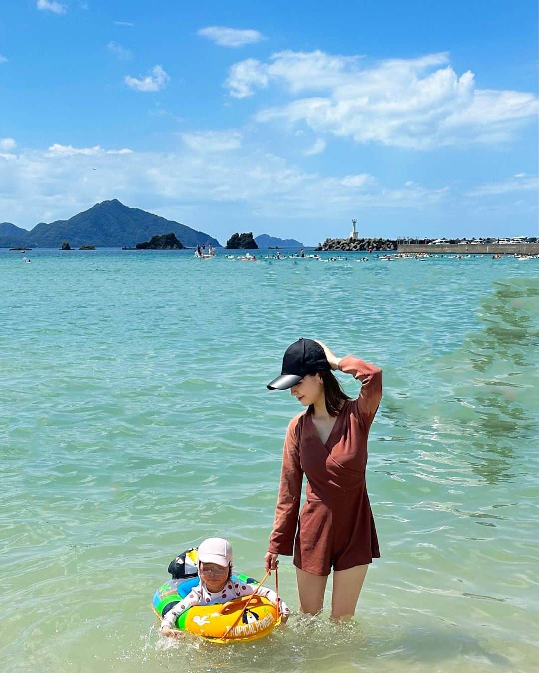 marikoのインスタグラム：「＊ . 今年初の海〜🌊 めっちゃ暑かったけど海入ったら冷たくて気持ちよかった〜♡  娘も波にゆられてぷかぷか楽しかったみたい🌊  でもふくらはぎが変な焼け方してしまった😂 久しぶりに赤くなる焼け方して痛い😂  . ＊ #和田浜#和田浜海水浴場#海の日#子供のいる暮らし#子供のいる生活#子連れ海水浴」