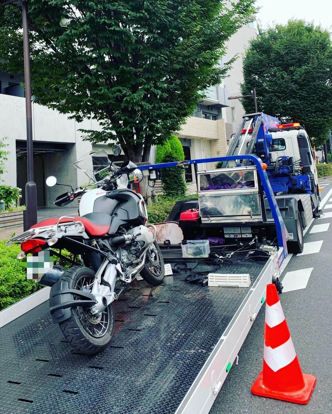 平山祐介さんのインスタグラム写真 - (平山祐介Instagram)「🏍️ あ、モンゴルロケは終了して既に東京なう からの、帰国早々愛車不調により暫しの別れ🥲 大事ではない…はず #BMWR1200GS #ADVENTURE  #bike #motorcycle #motorrad  #yusukehirayama #平山祐介」7月18日 19時09分 - yusukehirayama_