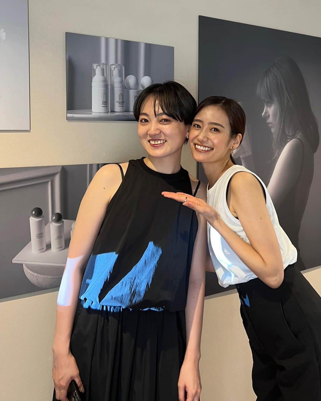 吉田志織さんのインスタグラム写真 - (吉田志織Instagram)「先日の @newscapecosmetics さんの展示会☺️✨ アイテムだけではなく、 会場にあったお花や写真達もとても素敵でした☺️  そしてまたお会いすることができた @shukoyoshino_ さん！😆😆✨ ありがとうございました！🙇🏻‍♀️✨  #newscape #ニュースケープ #スキンケア」7月18日 19時09分 - shiori_official_321