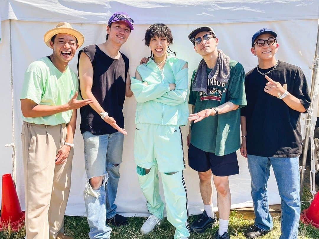 shojiさんのインスタグラム写真 - (shojiInstagram)「Lucky Fes’23 最高に楽しかったー🤩 GREEN STAGEのトリを飾らせて頂きました！ SKY-HIがステージで言ってくれた通り、大型音楽フェスでステージのトリをダンサーが任せてもらえるのは初めてで、そんな時代に生きられるのは本当に幸せな事だなと感じています😭 Lucky Fes関係者の皆様、本当にありがとうございました🙏  しかも、あんなに沢山のお客さんが見に来てくれて、ステージ立った瞬間震えるくらい感動しました！！ 会場で思いっきり盛り上がってくれて、一緒に踊ってくれたみなさん、本当にありがとうございました🔥 ABEMAで見てくれたみなさんもありがとう🙋‍♂️  初めてフェスに出させてもらった時は、全然お客さんいなくて、それでも来てくれたお客さんが一生懸命盛り上げてくれて、その日の景色がフラッシュバックしながら、幸せな思いでパフォーマンスさせてもらいました！  ただ、全力で踊りすぎて倒れるかと思った😂 むしろ倒れてもいいやと思った😂  本当に幸せでした❤️‍🔥 ありがとうございました🤩  #stkgz #シッキン #シットキングス #shoji #持田将史 #luckyfes #luckyfes23」7月18日 19時10分 - shoji_stkgz