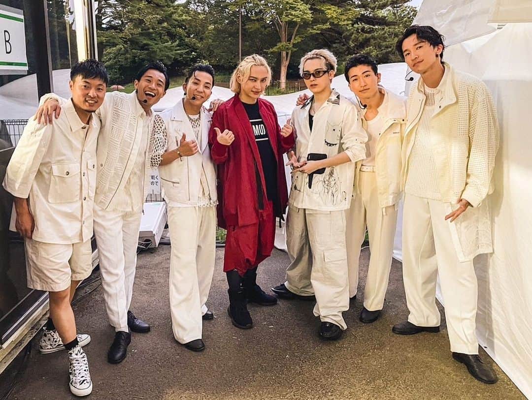 shojiのインスタグラム：「Lucky Fes’23 最高に楽しかったー🤩 GREEN STAGEのトリを飾らせて頂きました！ SKY-HIがステージで言ってくれた通り、大型音楽フェスでステージのトリをダンサーが任せてもらえるのは初めてで、そんな時代に生きられるのは本当に幸せな事だなと感じています😭 Lucky Fes関係者の皆様、本当にありがとうございました🙏  しかも、あんなに沢山のお客さんが見に来てくれて、ステージ立った瞬間震えるくらい感動しました！！ 会場で思いっきり盛り上がってくれて、一緒に踊ってくれたみなさん、本当にありがとうございました🔥 ABEMAで見てくれたみなさんもありがとう🙋‍♂️  初めてフェスに出させてもらった時は、全然お客さんいなくて、それでも来てくれたお客さんが一生懸命盛り上げてくれて、その日の景色がフラッシュバックしながら、幸せな思いでパフォーマンスさせてもらいました！  ただ、全力で踊りすぎて倒れるかと思った😂 むしろ倒れてもいいやと思った😂  本当に幸せでした❤️‍🔥 ありがとうございました🤩  #stkgz #シッキン #シットキングス #shoji #持田将史 #luckyfes #luckyfes23」