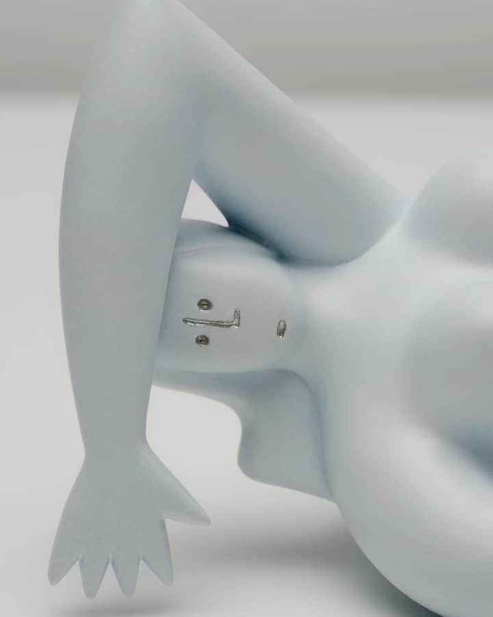 Yu Nagabaのインスタグラム：「Introducing Toy Car, a new sculpture edition launching August 18 on @avant.arte  Frosted white paint is applied in several layers to the cast bronze figure, which is then finished with platinum leaf details. Find out more and register your interest at the link in bio.  8月18日に @avant.arte との共同で新たに立体作品《Toy Car》をリリースします。 今回の作品はブロンズの上に白い塗装を何層か重ね、ディティールにはプラチナ箔が施されています。 詳細と事前登録はプロフィールのリンクから⚡️ Thanks🙏 @doat_doat_」