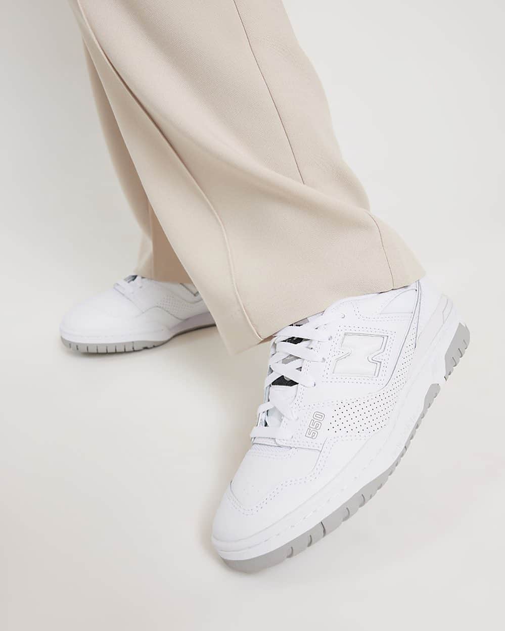 STYLERUNNERさんのインスタグラム写真 - (STYLERUNNERInstagram)「The perfect white sneaker for your sneaker rotation 👟 Tap to shop the New Balance 550」7月18日 19時21分 - stylerunner