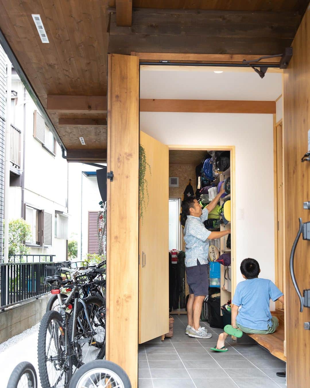 クボタ住建さんのインスタグラム写真 - (クボタ住建Instagram)「「木の家だからできること」  #クボタ住建  自転車やカヌーなどのアウトドア、さらにはパン作りやウクレレも！他にもたくさんの趣味を楽しむW邸。  生活の中に趣味と遊びが溢れていて家族みんなで楽しむ暮らしがそこにはあります🚲！  趣味と遊びの家/座間市W邸  HPの木の家の読み物シリーズにて☝️W邸のインタビュー記事を掲載してます⭐︎ぜひご覧ください！↓ https://kubotajyuken.com/interview/05.html  ＜クボタ住建施工＞  @kubota_jyuken  #吹抜けリビング  #玄関ポーチ #キッチン #キッチン収納 #鎧貼り #ガルバリウム外壁 #アウトドアのある暮らし  #土間収納 #造作提案 #趣味を楽しむ #ウッドデッキ #家族の時間 #外観デザイン  クボタ住建は優しく温かい自然素材の木の家をつくります HP & more photos→@kubota_jyuken 施工事例多数掲載しております。 ホームページへもぜひ↓ https://kubotajyuken.com/  ⭐︎スタッフブログ⭐︎ https://kubotajyuken.com/blog/  #クボタ住建 #神奈川の注文住宅 #大和市#湘南の家#suumo注文住宅 #自由設計 #木の家 #無垢の家 #自然素材の家 #和モダンな家 #暮らしをつくる #暮らしを楽しむ #丁寧な暮らし#構造現し  クボタ住建 棟梁の自宅、随時見学受付ます。 資料請求やお問い合わせも是非。 メッセージDMでもどうぞ」7月18日 19時22分 - kubota_jyuken