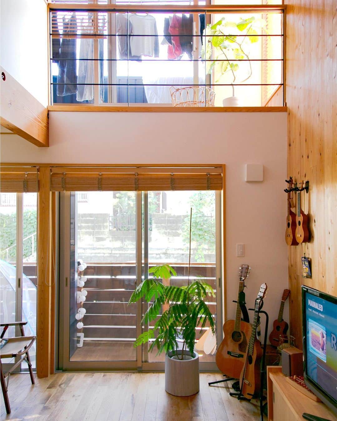 クボタ住建さんのインスタグラム写真 - (クボタ住建Instagram)「「木の家だからできること」  #クボタ住建  自転車やカヌーなどのアウトドア、さらにはパン作りやウクレレも！他にもたくさんの趣味を楽しむW邸。  生活の中に趣味と遊びが溢れていて家族みんなで楽しむ暮らしがそこにはあります🚲！  趣味と遊びの家/座間市W邸  HPの木の家の読み物シリーズにて☝️W邸のインタビュー記事を掲載してます⭐︎ぜひご覧ください！↓ https://kubotajyuken.com/interview/05.html  ＜クボタ住建施工＞  @kubota_jyuken  #吹抜けリビング  #玄関ポーチ #キッチン #キッチン収納 #鎧貼り #ガルバリウム外壁 #アウトドアのある暮らし  #土間収納 #造作提案 #趣味を楽しむ #ウッドデッキ #家族の時間 #外観デザイン  クボタ住建は優しく温かい自然素材の木の家をつくります HP & more photos→@kubota_jyuken 施工事例多数掲載しております。 ホームページへもぜひ↓ https://kubotajyuken.com/  ⭐︎スタッフブログ⭐︎ https://kubotajyuken.com/blog/  #クボタ住建 #神奈川の注文住宅 #大和市#湘南の家#suumo注文住宅 #自由設計 #木の家 #無垢の家 #自然素材の家 #和モダンな家 #暮らしをつくる #暮らしを楽しむ #丁寧な暮らし#構造現し  クボタ住建 棟梁の自宅、随時見学受付ます。 資料請求やお問い合わせも是非。 メッセージDMでもどうぞ」7月18日 19時22分 - kubota_jyuken