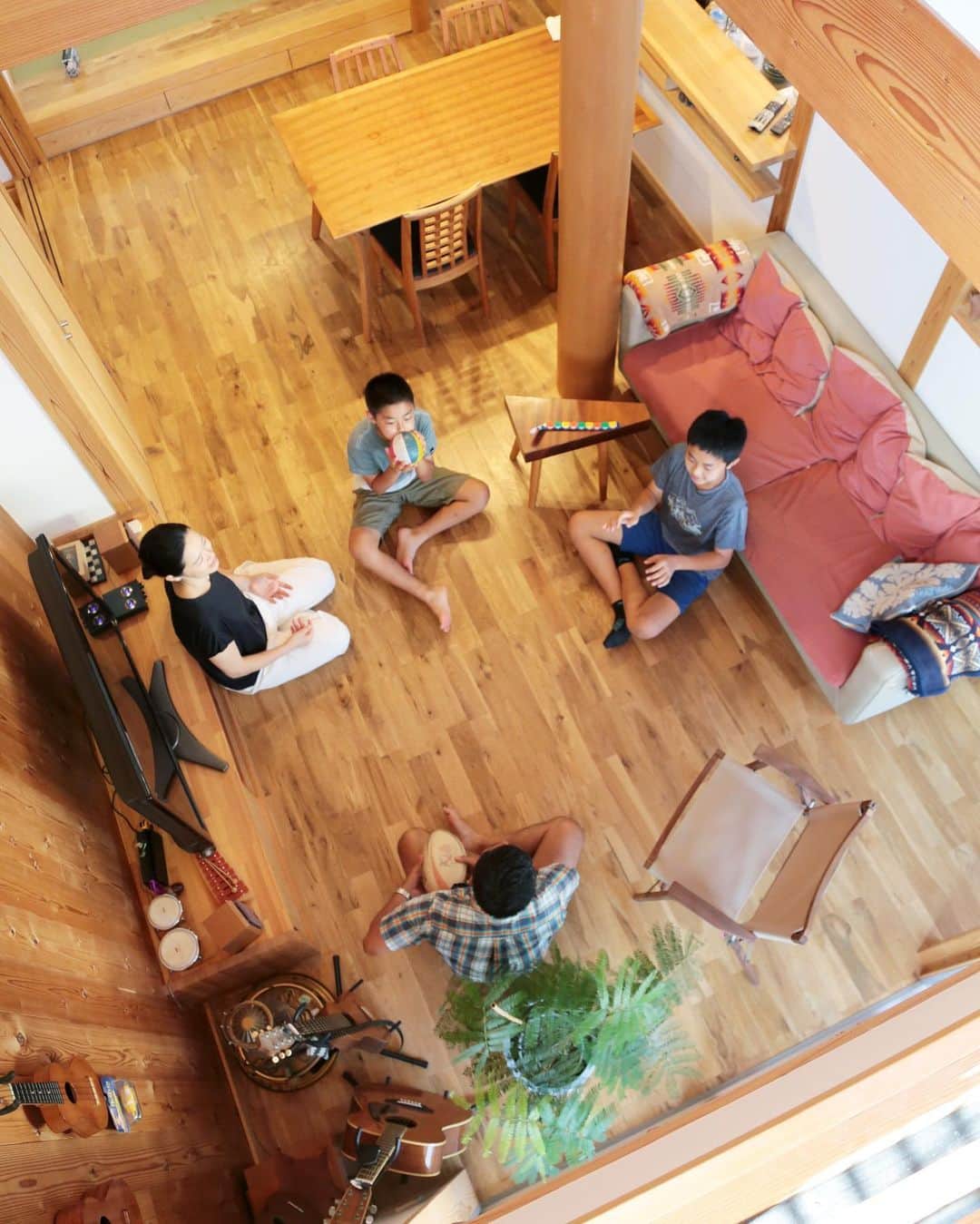 クボタ住建さんのインスタグラム写真 - (クボタ住建Instagram)「「木の家だからできること」  #クボタ住建  自転車やカヌーなどのアウトドア、さらにはパン作りやウクレレも！他にもたくさんの趣味を楽しむW邸。  生活の中に趣味と遊びが溢れていて家族みんなで楽しむ暮らしがそこにはあります🚲！  趣味と遊びの家/座間市W邸  HPの木の家の読み物シリーズにて☝️W邸のインタビュー記事を掲載してます⭐︎ぜひご覧ください！↓ https://kubotajyuken.com/interview/05.html  ＜クボタ住建施工＞  @kubota_jyuken  #吹抜けリビング  #玄関ポーチ #キッチン #キッチン収納 #鎧貼り #ガルバリウム外壁 #アウトドアのある暮らし  #土間収納 #造作提案 #趣味を楽しむ #ウッドデッキ #家族の時間 #外観デザイン  クボタ住建は優しく温かい自然素材の木の家をつくります HP & more photos→@kubota_jyuken 施工事例多数掲載しております。 ホームページへもぜひ↓ https://kubotajyuken.com/  ⭐︎スタッフブログ⭐︎ https://kubotajyuken.com/blog/  #クボタ住建 #神奈川の注文住宅 #大和市#湘南の家#suumo注文住宅 #自由設計 #木の家 #無垢の家 #自然素材の家 #和モダンな家 #暮らしをつくる #暮らしを楽しむ #丁寧な暮らし#構造現し  クボタ住建 棟梁の自宅、随時見学受付ます。 資料請求やお問い合わせも是非。 メッセージDMでもどうぞ」7月18日 19時22分 - kubota_jyuken